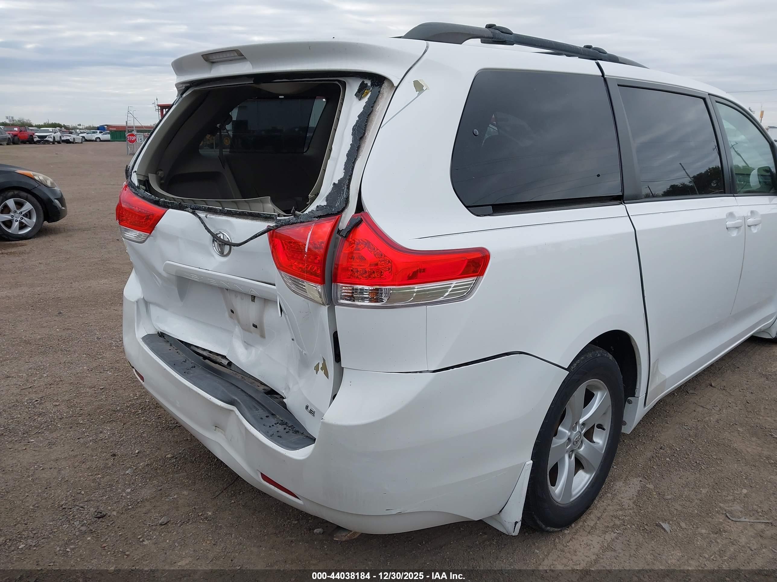 TOYOTA SIENNA image 6