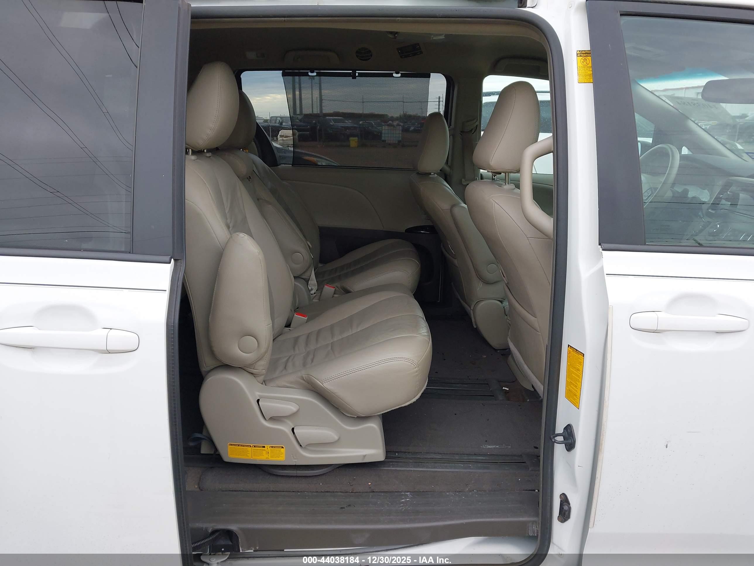 TOYOTA SIENNA image 8