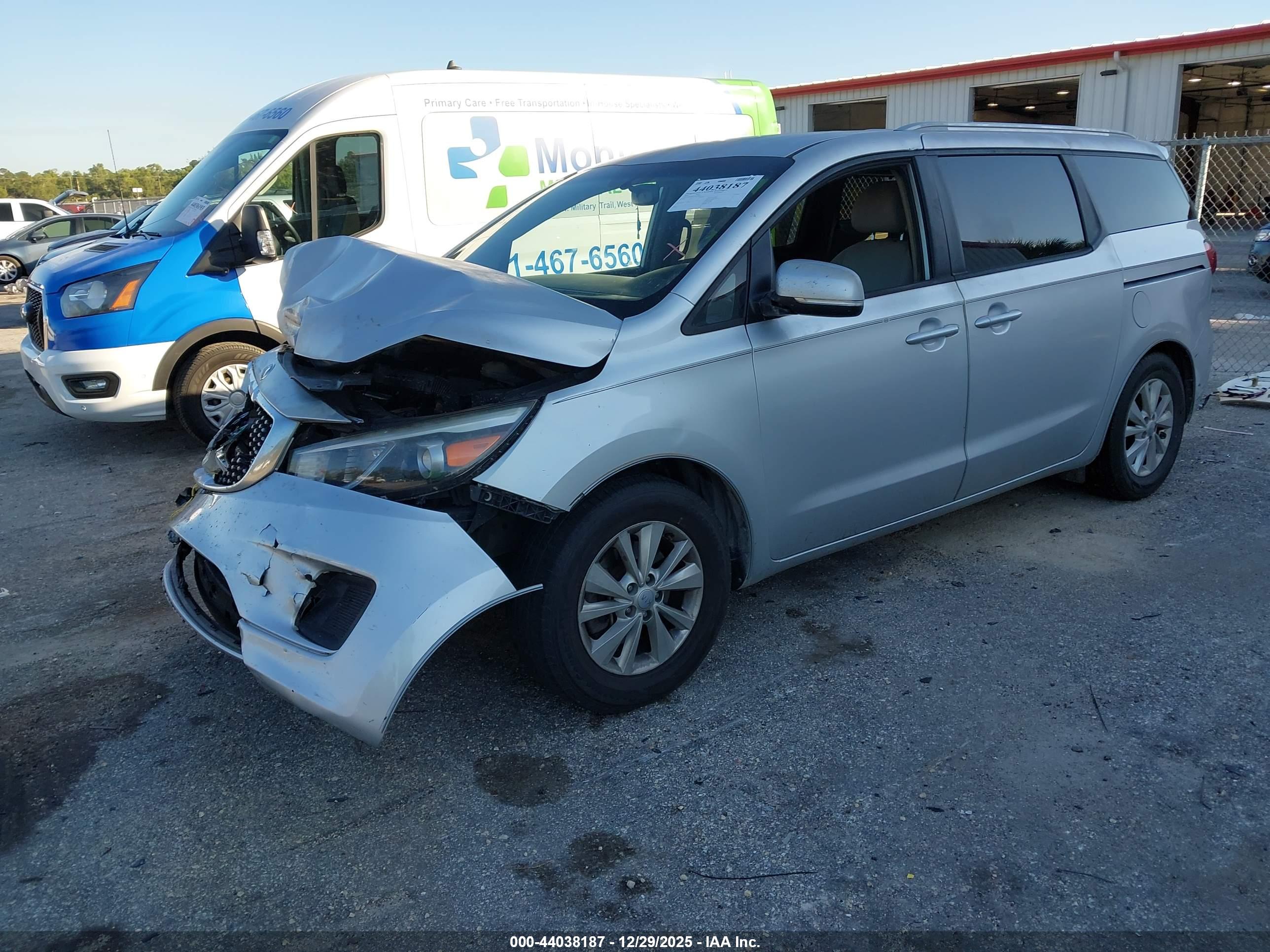 KIA SEDONA image 2
