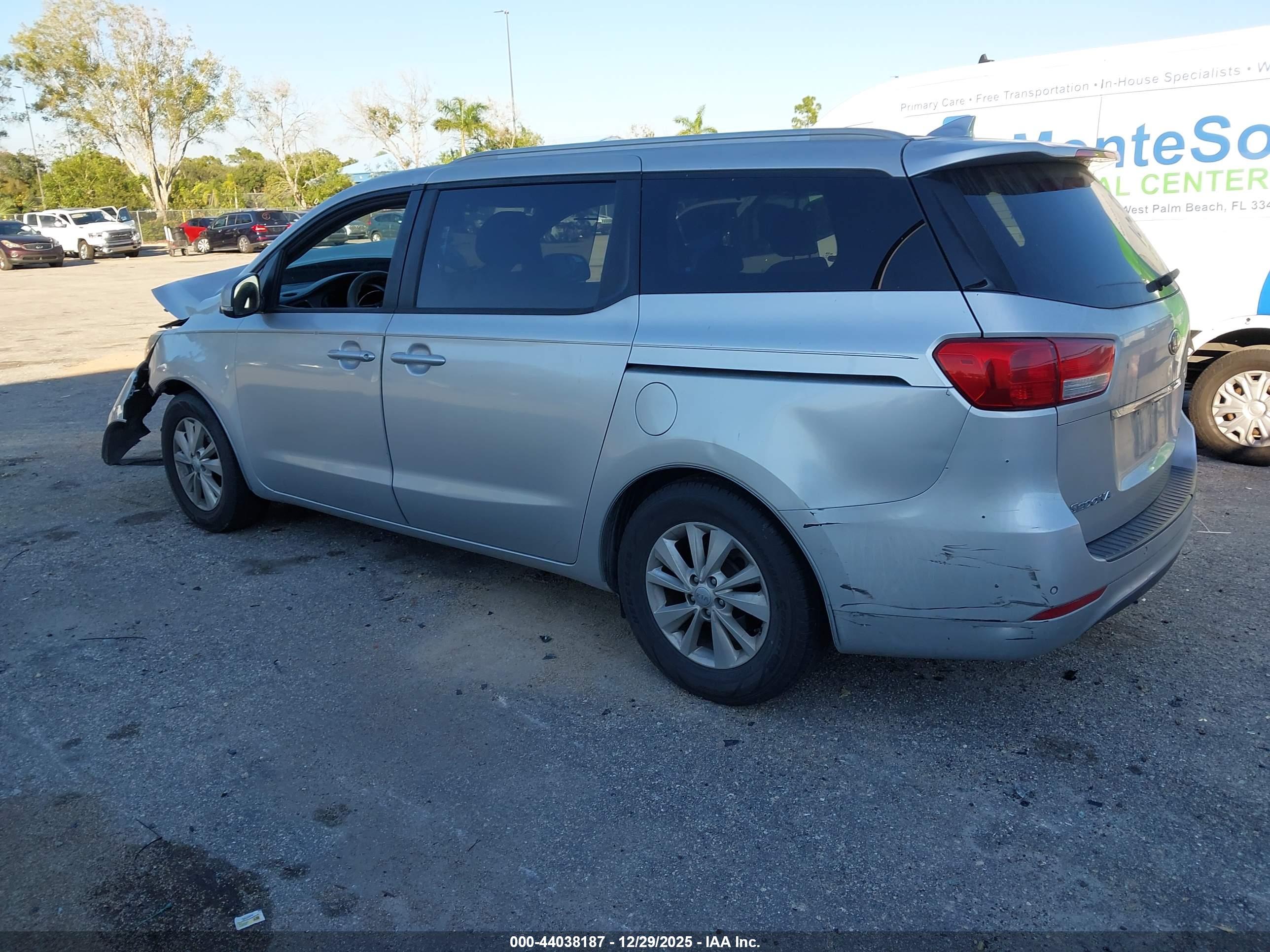 KIA SEDONA image 3