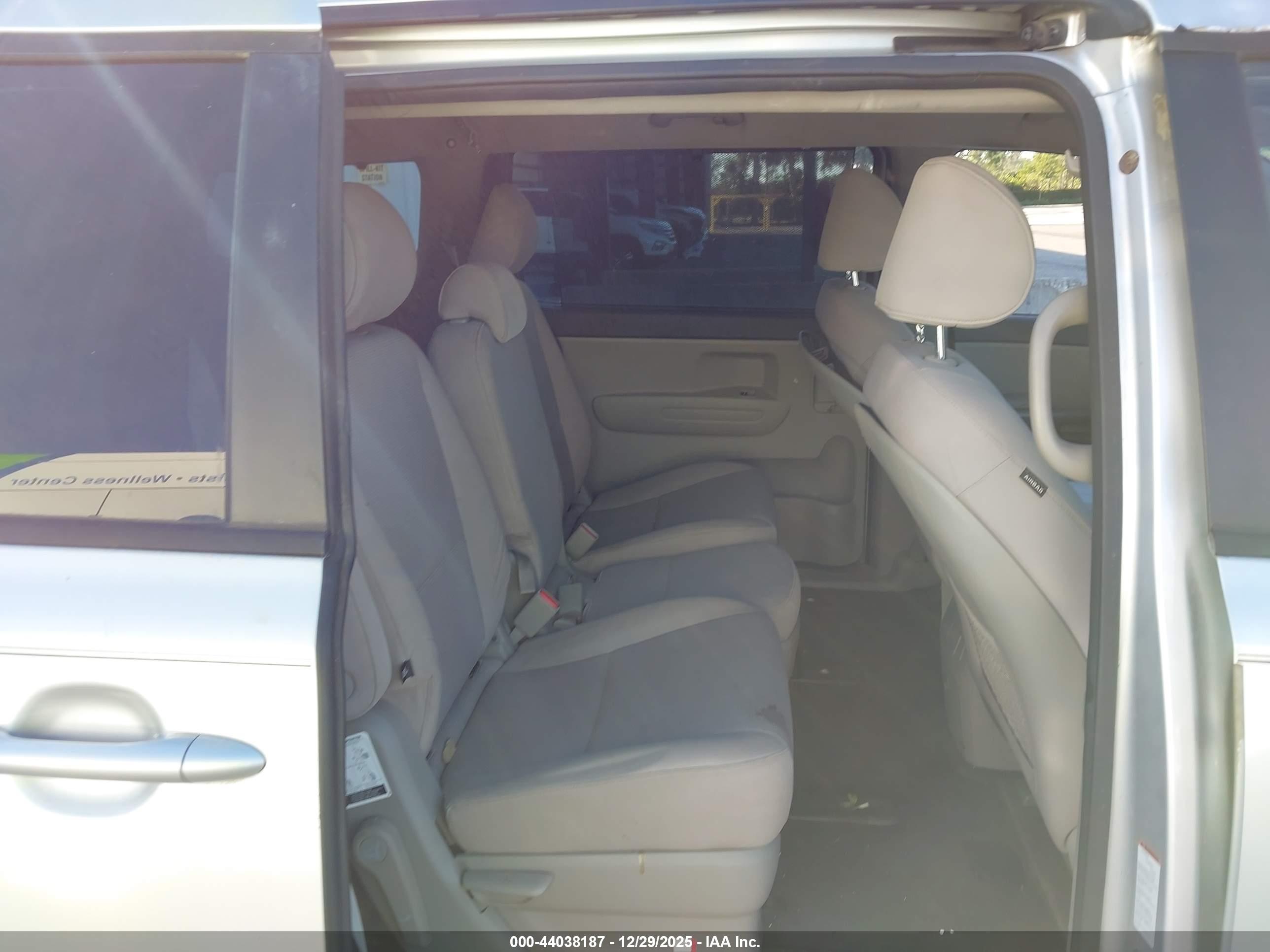 KIA SEDONA image 8