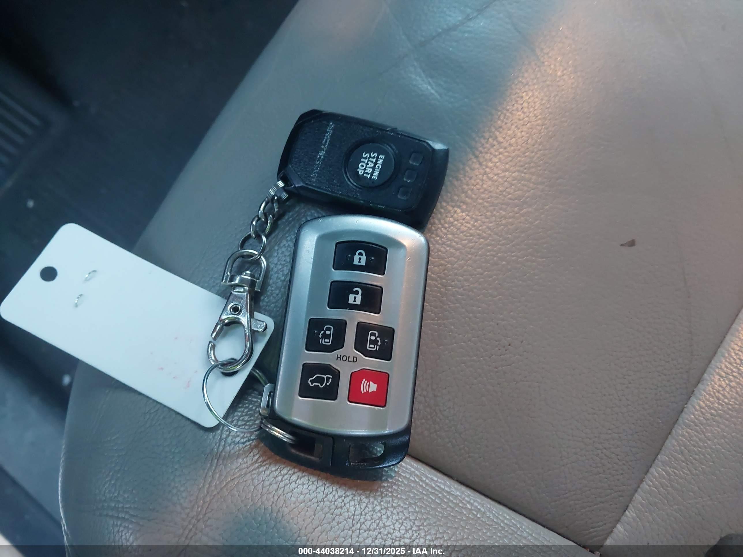 TOYOTA SIENNA image 11