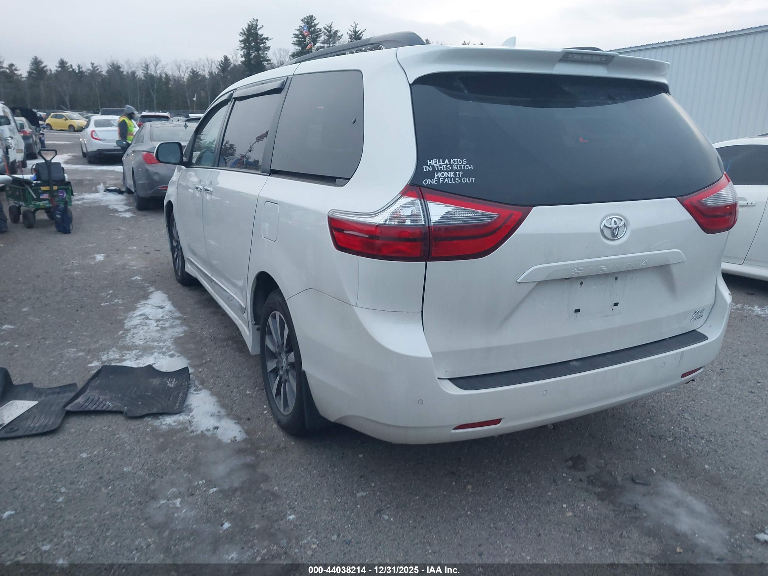 TOYOTA SIENNA image 3
