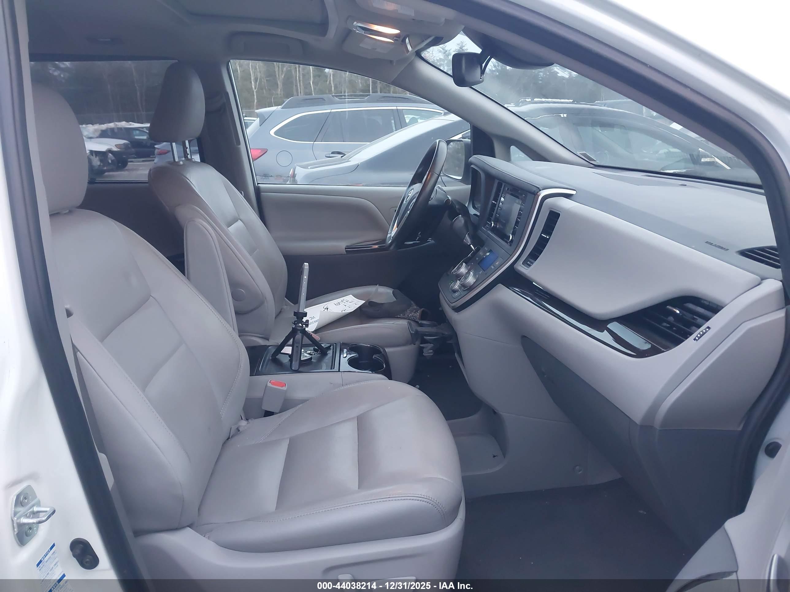 TOYOTA SIENNA image 5