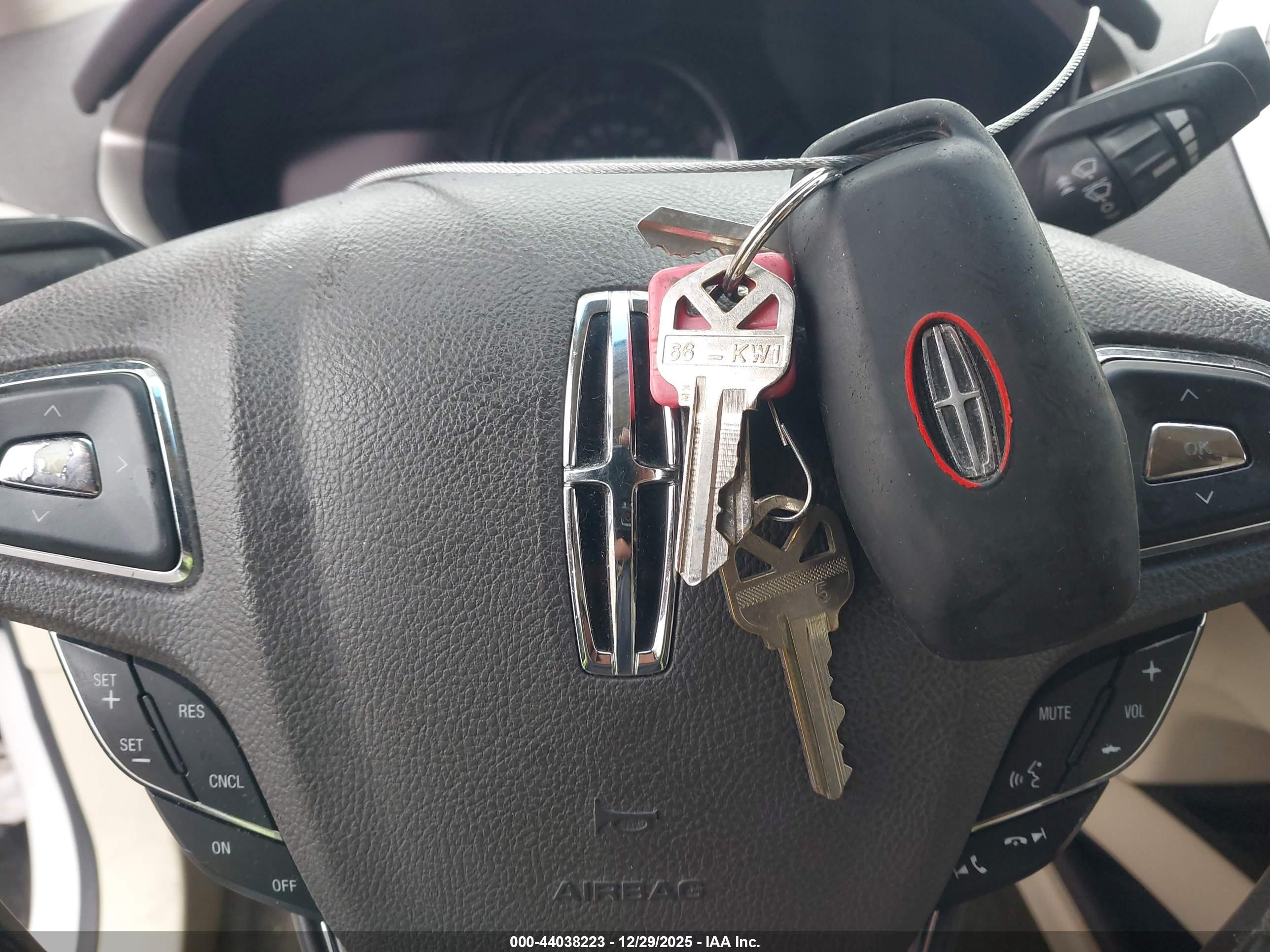 LINCOLN MKZ image 11