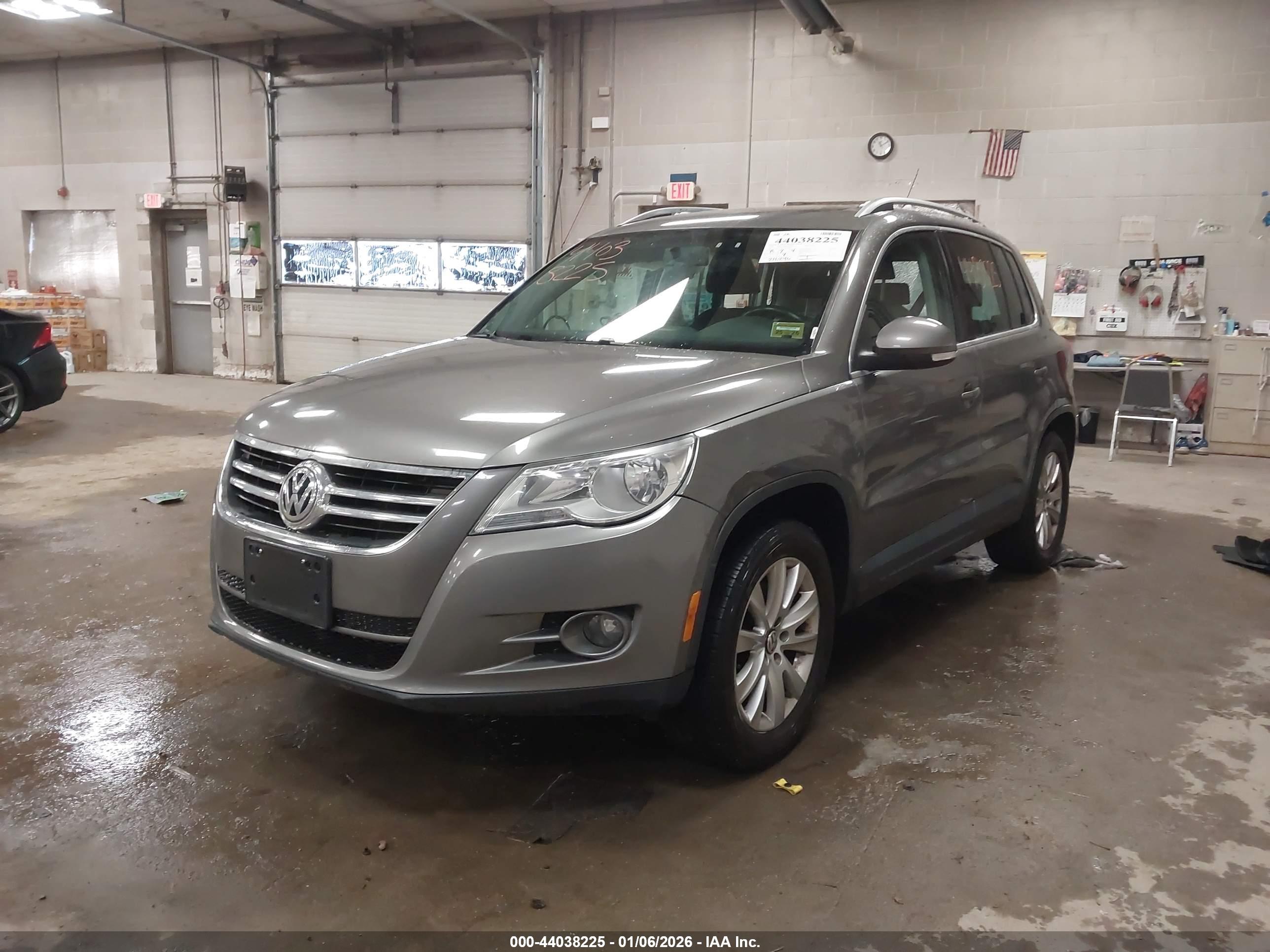 VOLKSWAGEN TIGUAN image 2