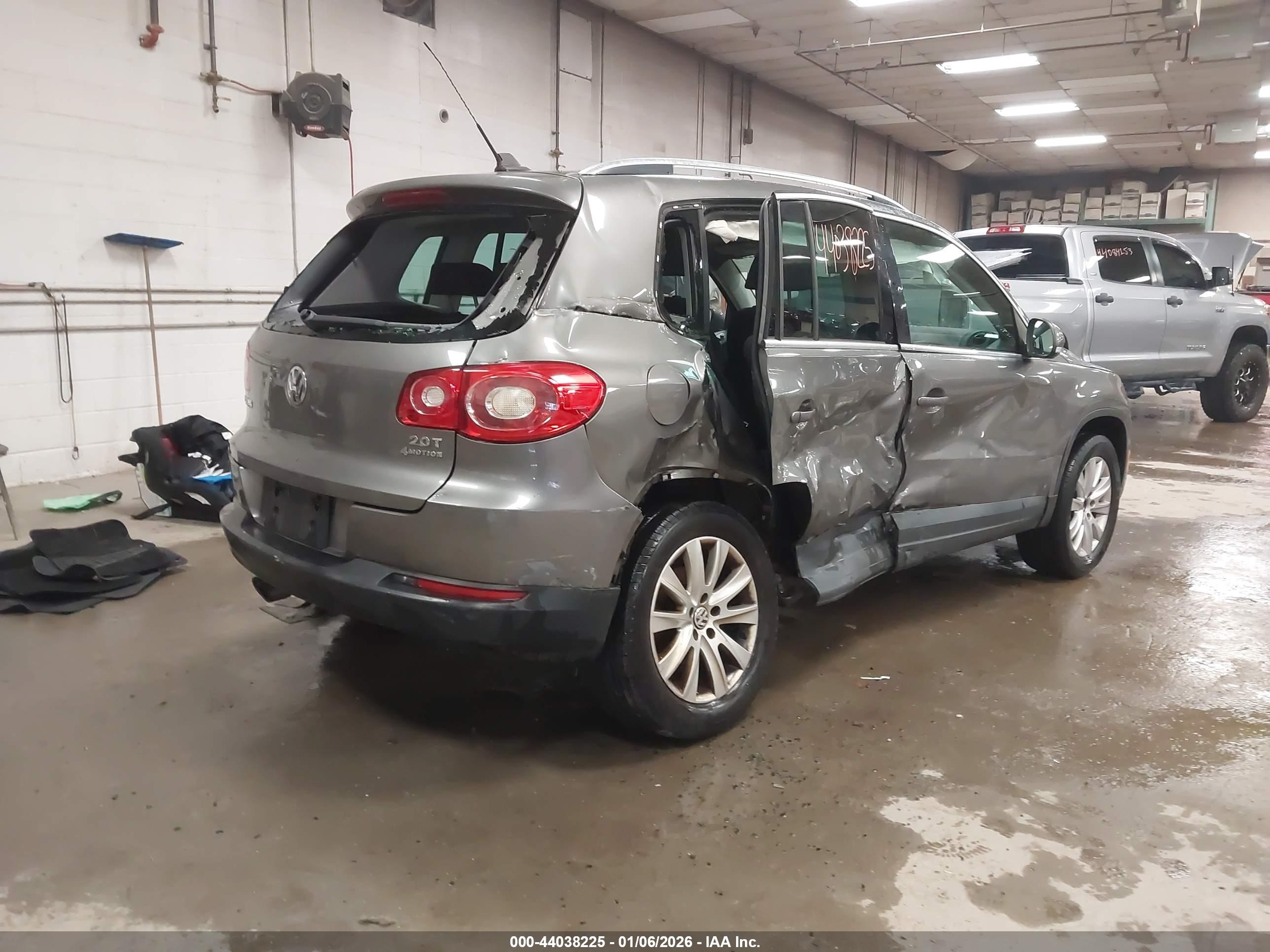 VOLKSWAGEN TIGUAN image 4