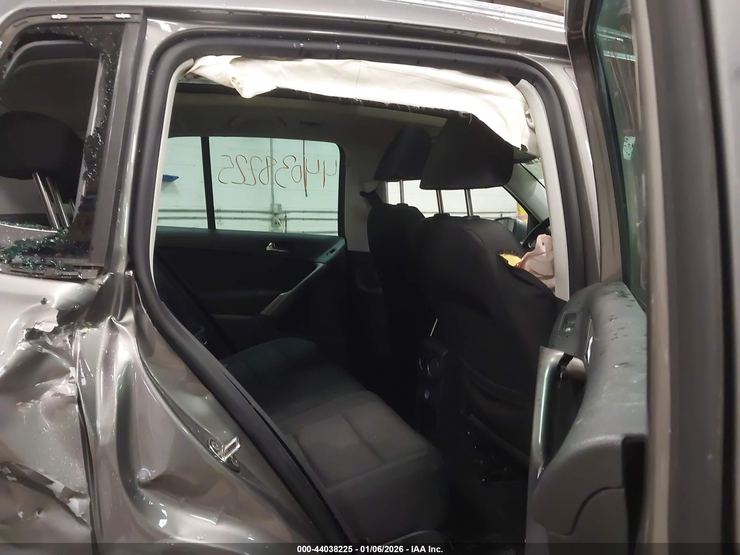VOLKSWAGEN TIGUAN image 8