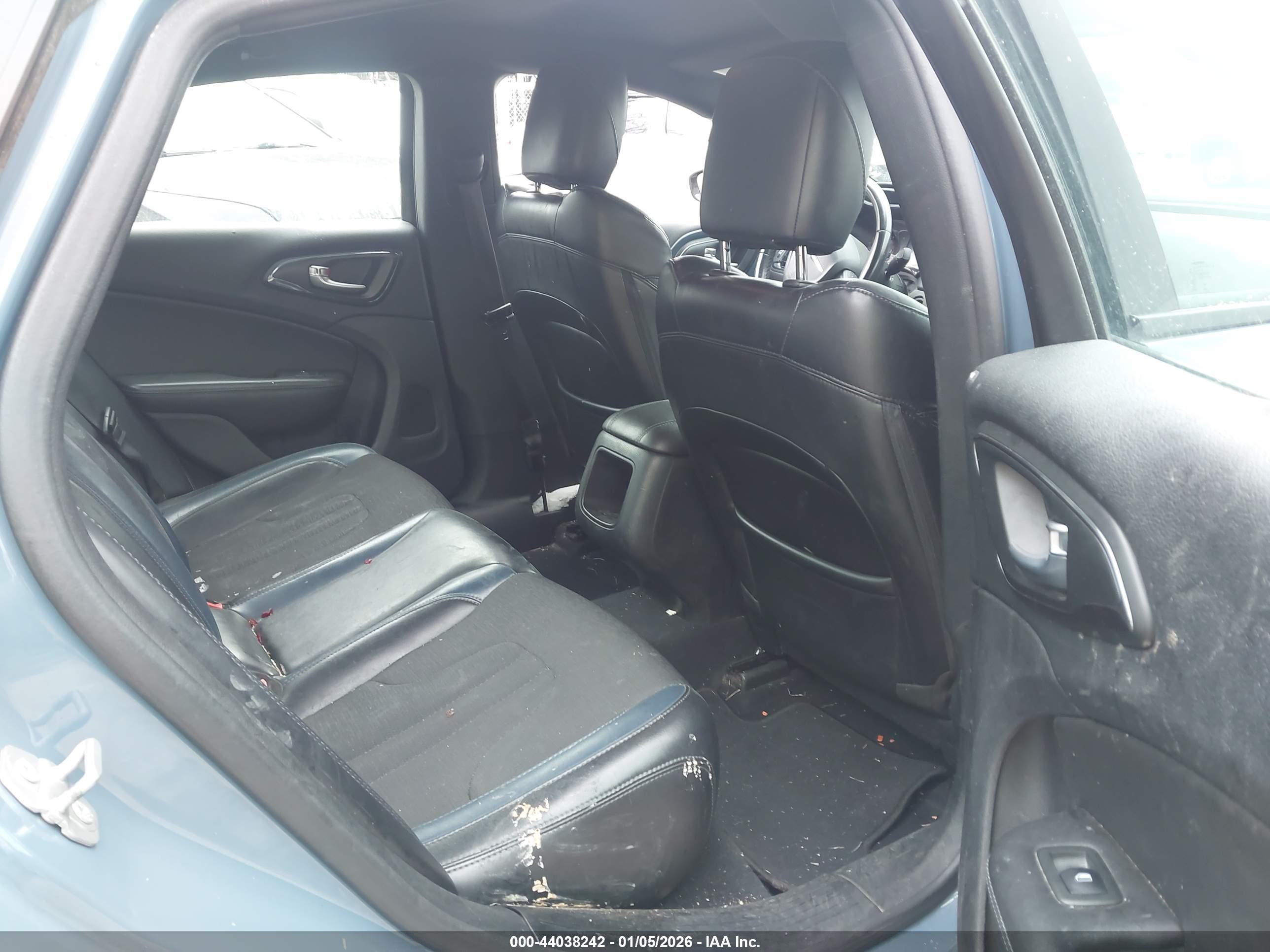 CHRYSLER 200 image 8
