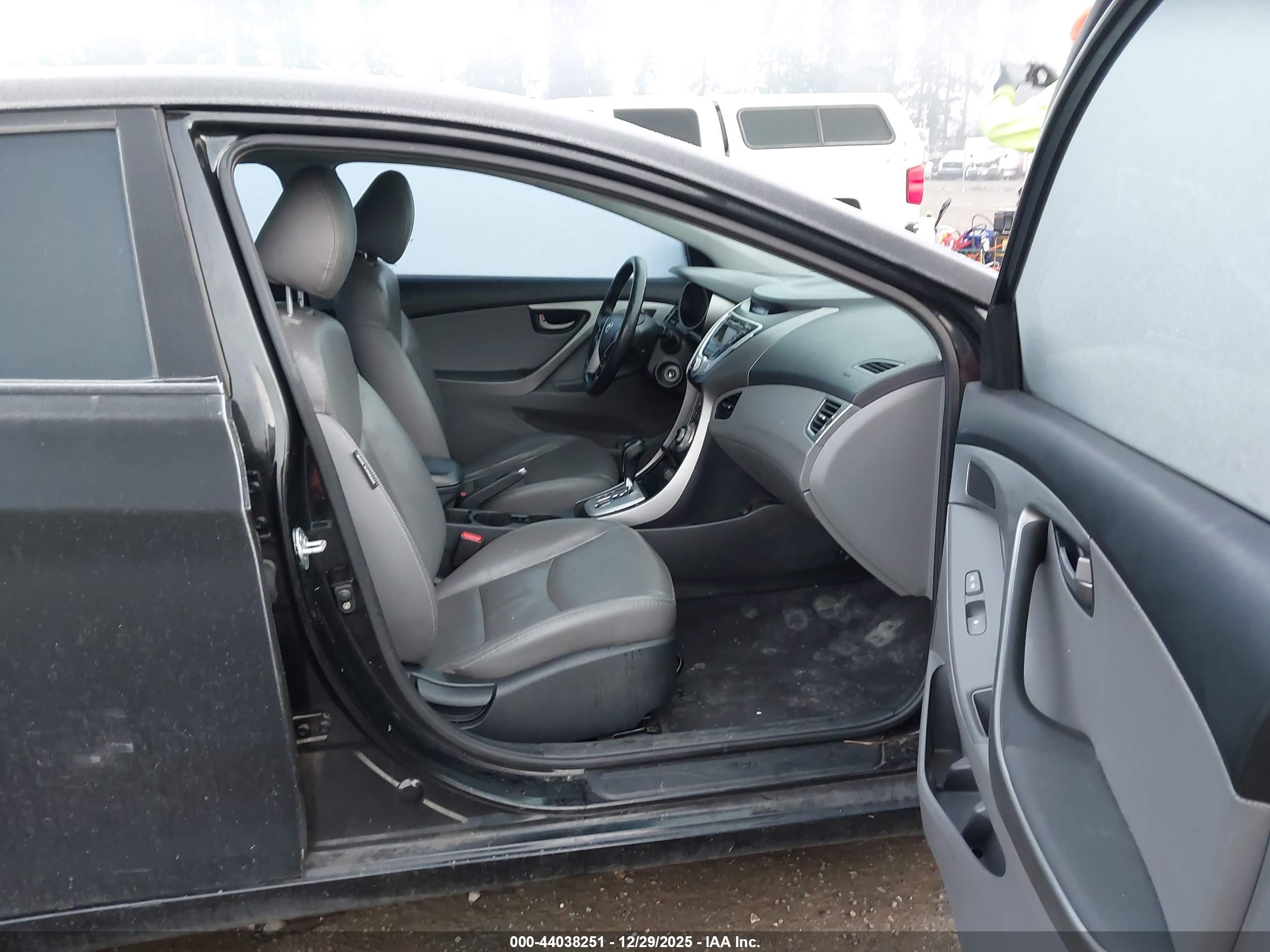 HYUNDAI ELANTRA image 5