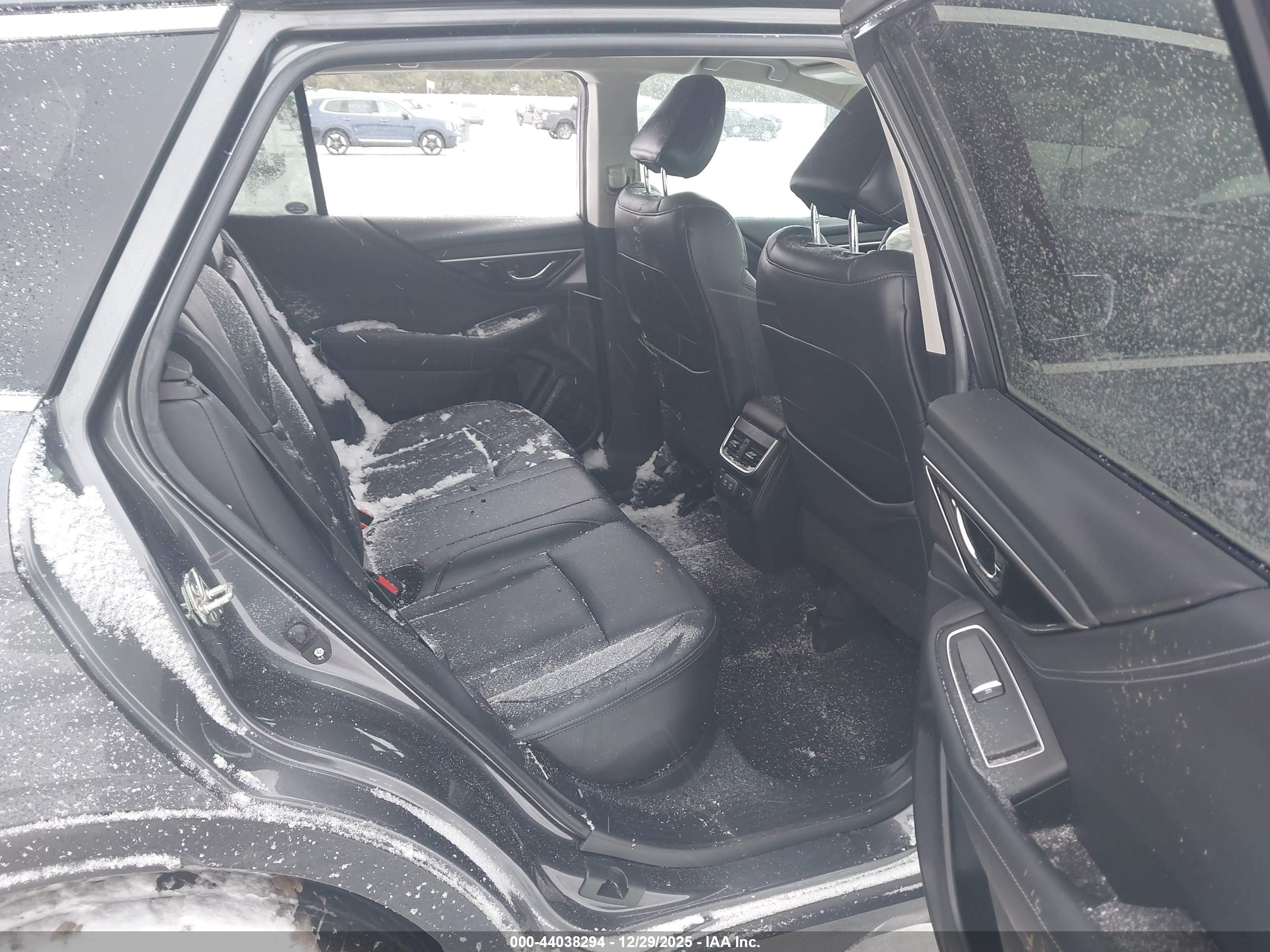 SUBARU OUTBACK image 8