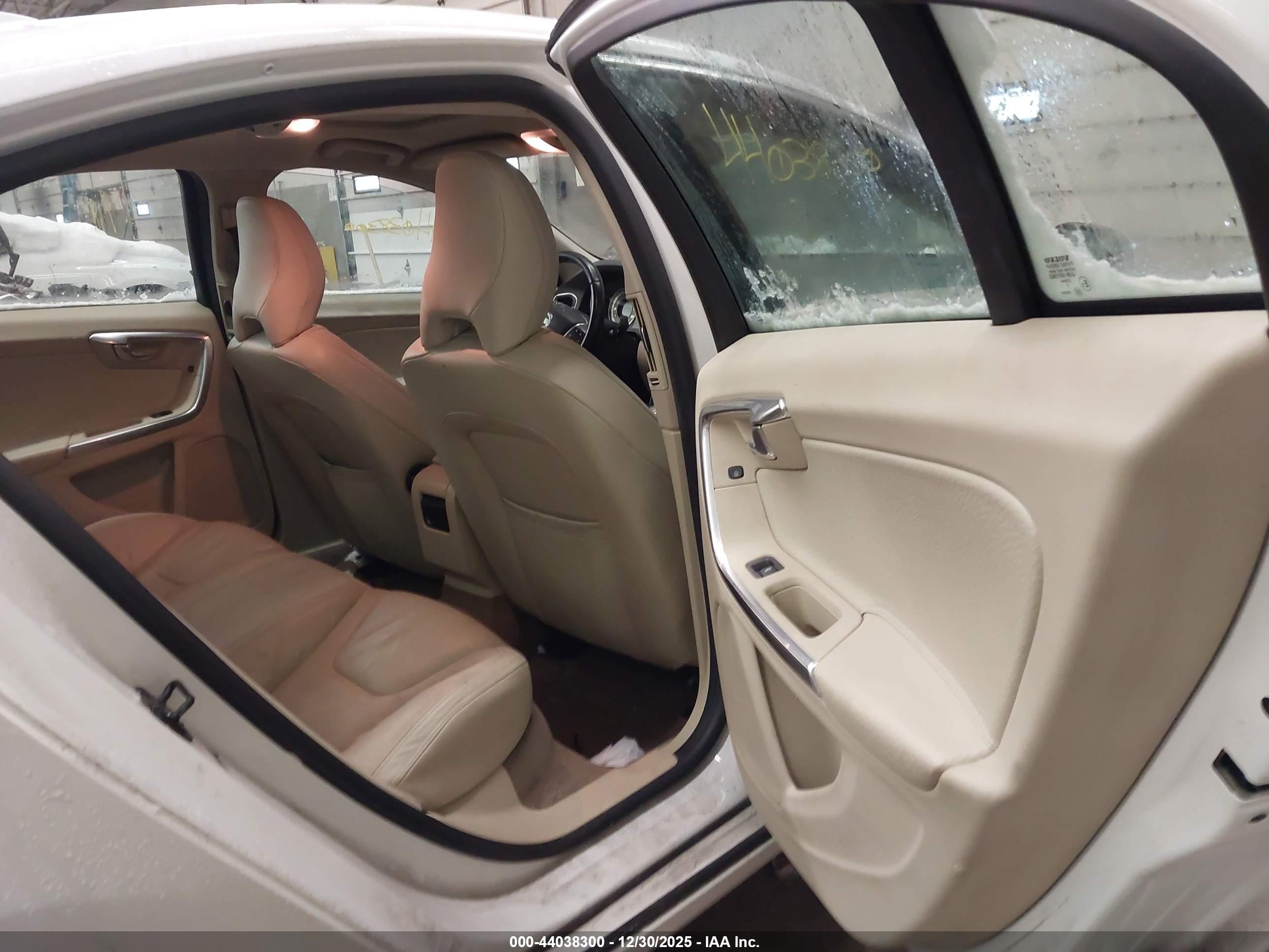 VOLVO S60 image 8