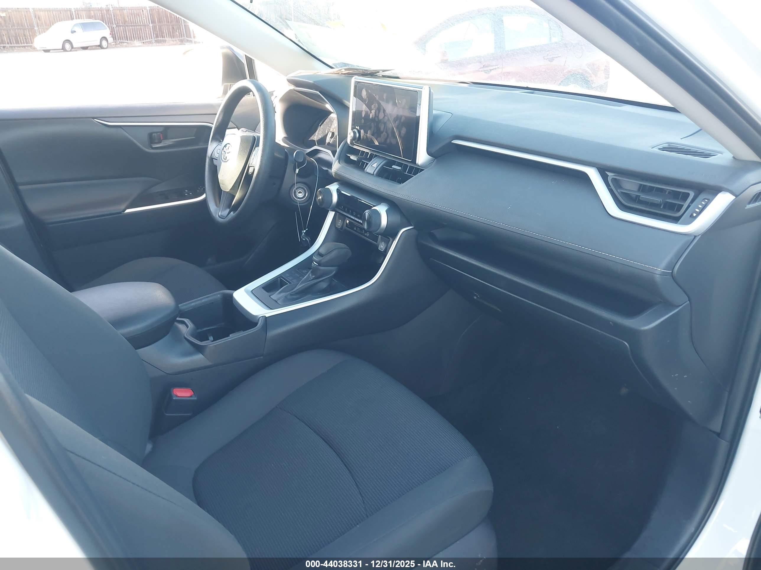 TOYOTA RAV4 image 5