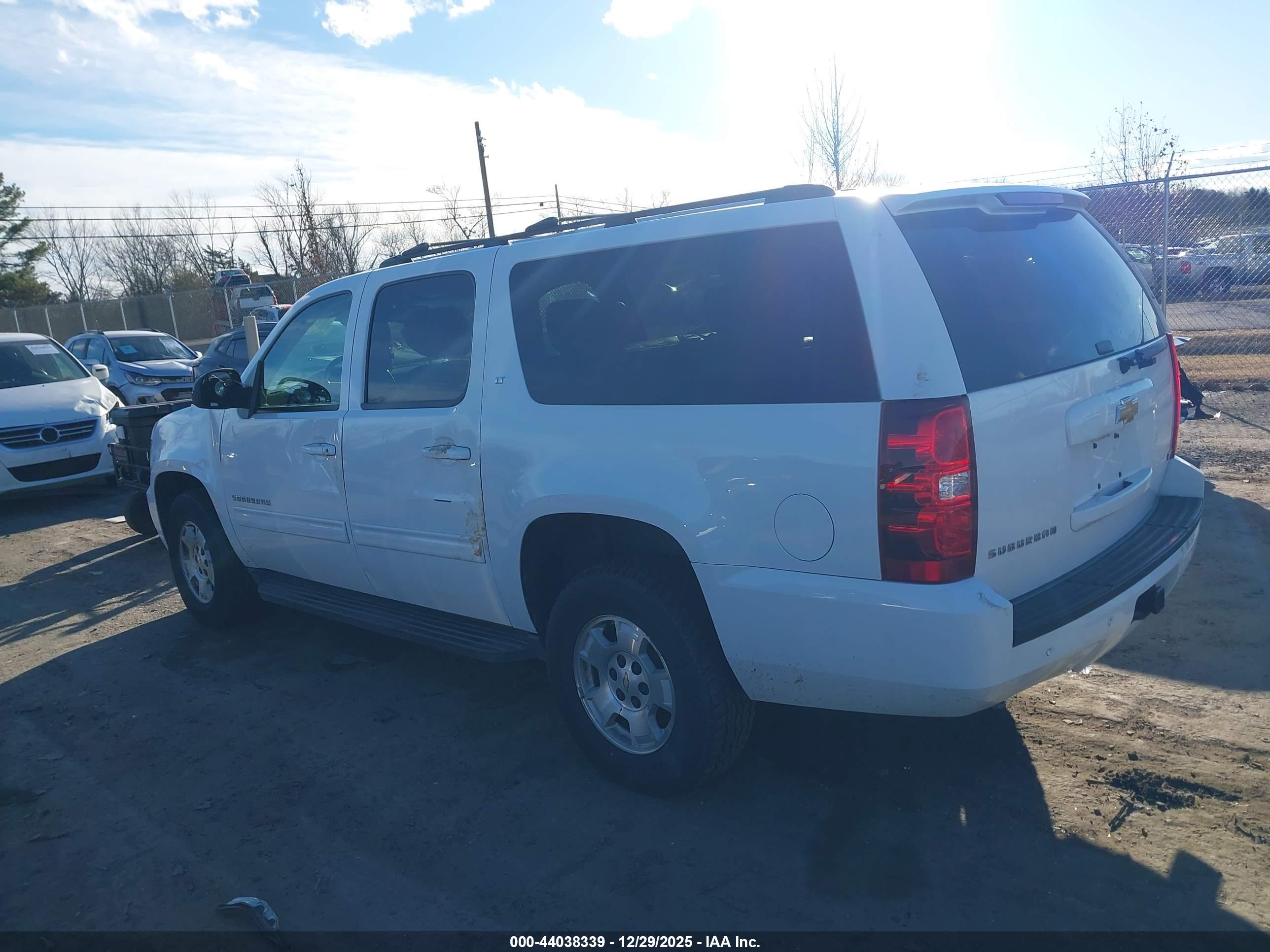 CHEVROLET SUBURBAN image 3