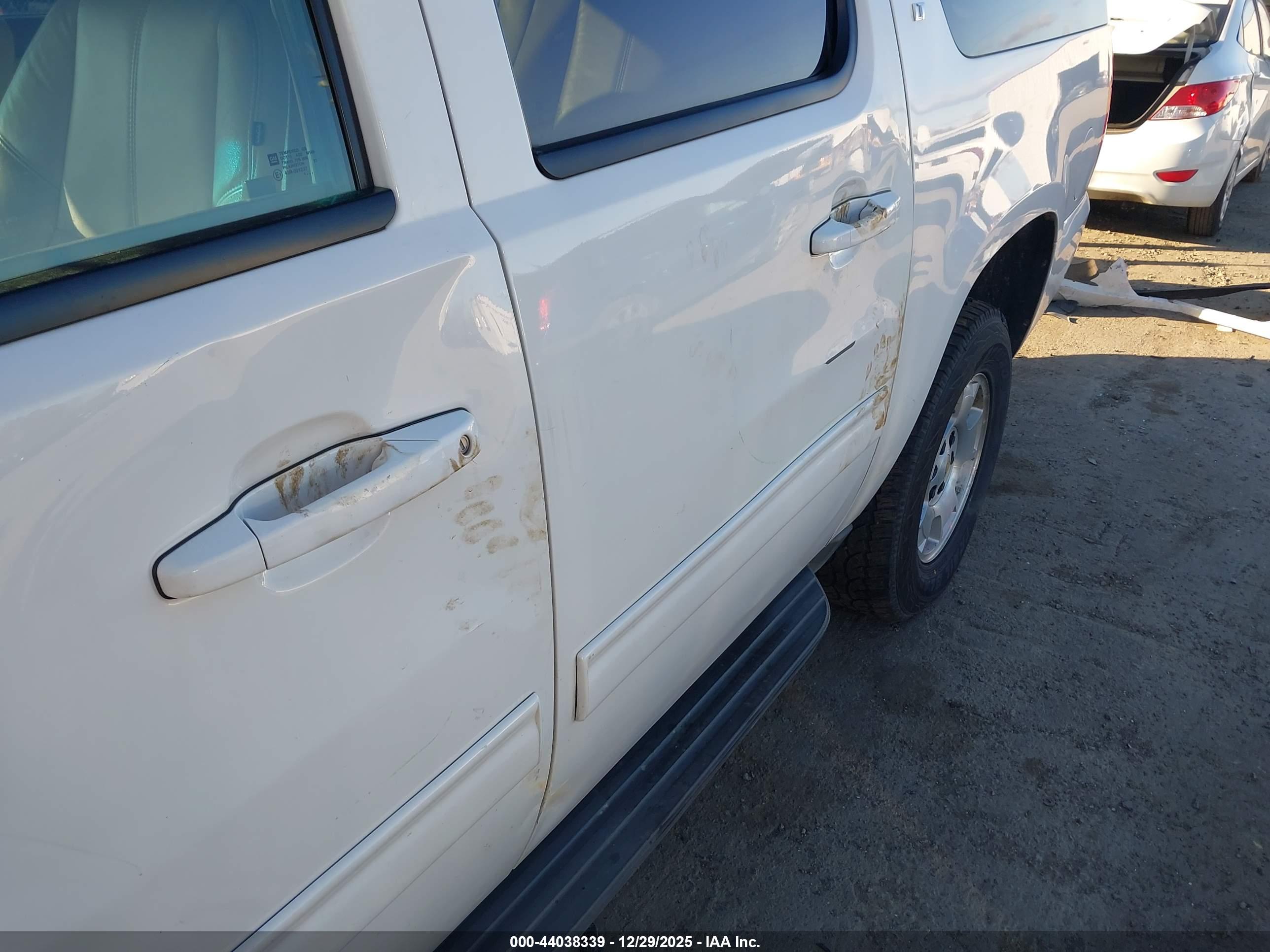 CHEVROLET SUBURBAN image 6