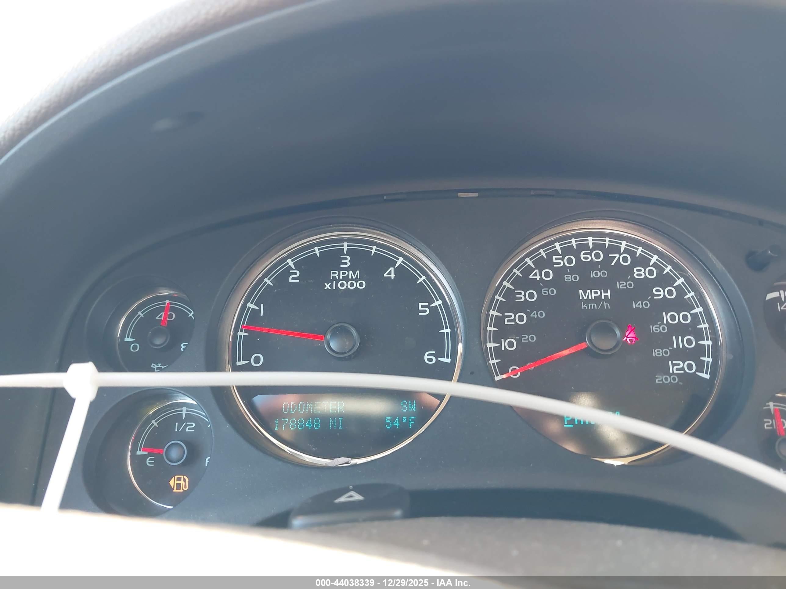 CHEVROLET SUBURBAN image 7