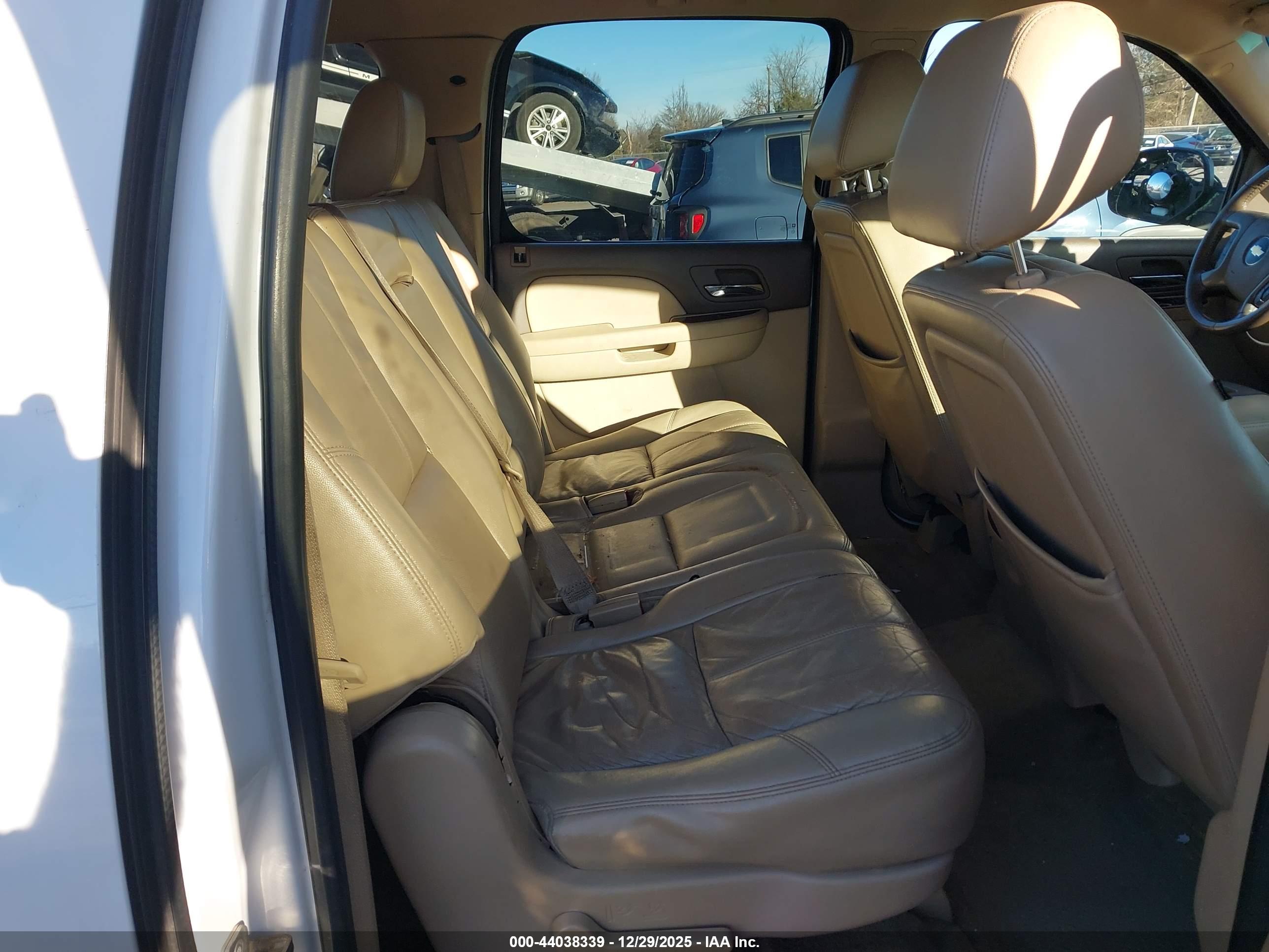 CHEVROLET SUBURBAN image 8
