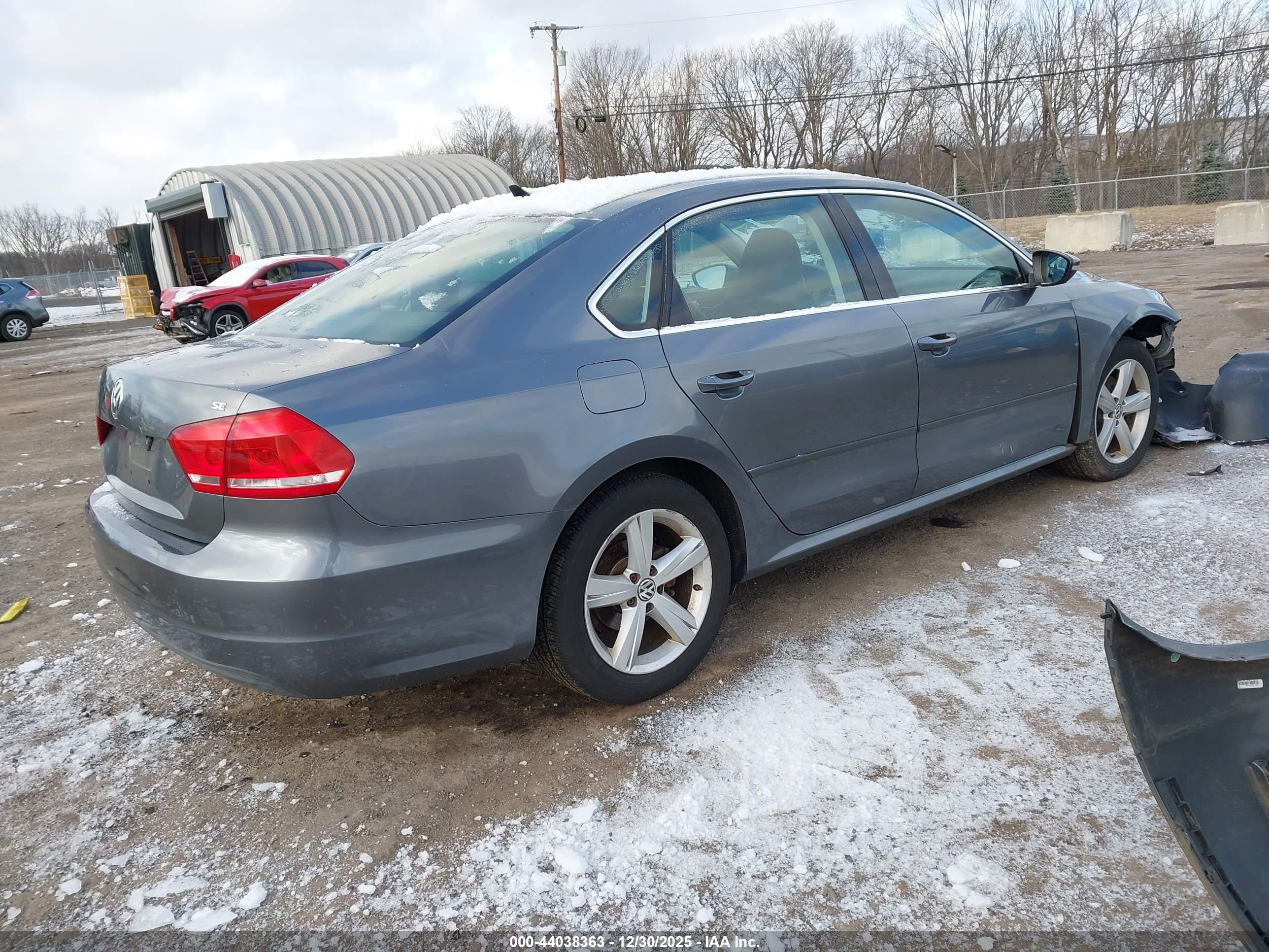 VOLKSWAGEN PASSAT image 4