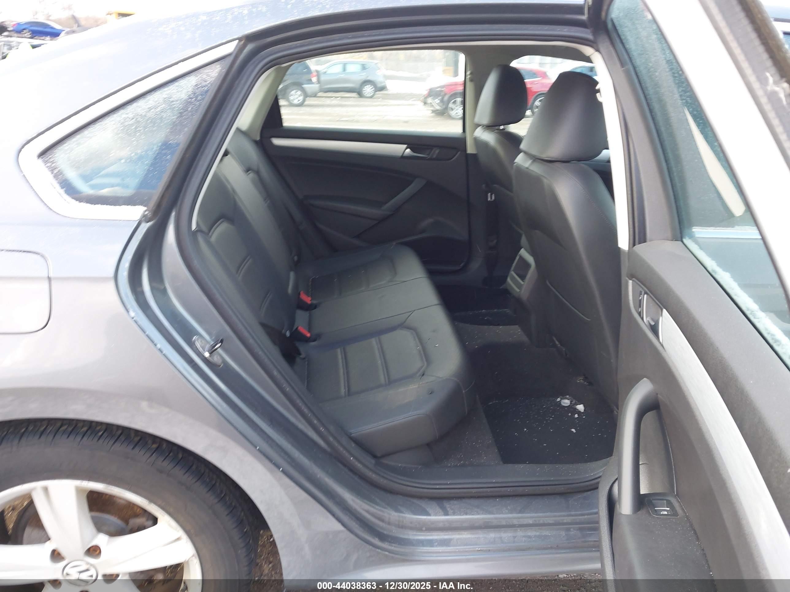 VOLKSWAGEN PASSAT image 8