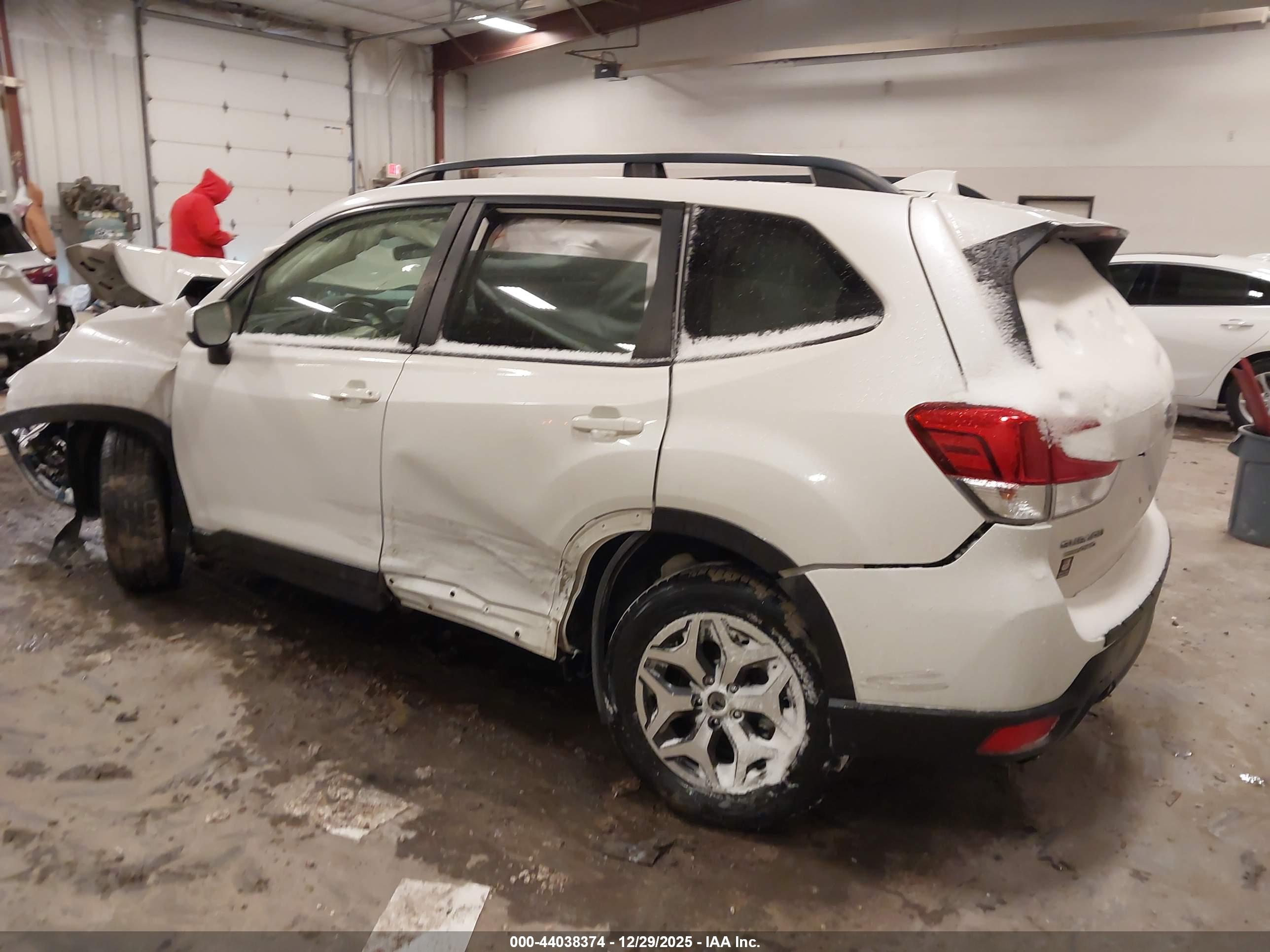 SUBARU FORESTER image 3