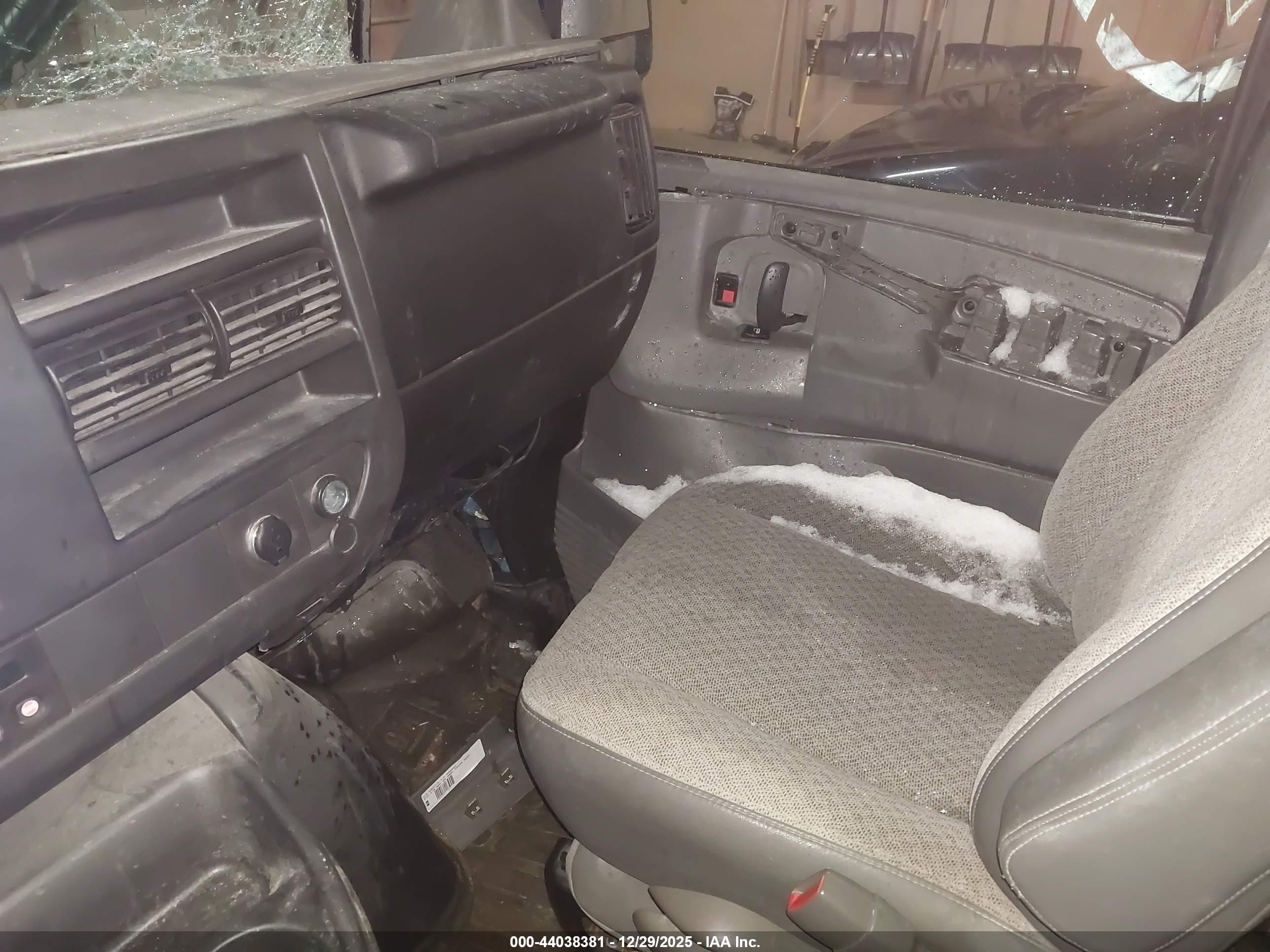 GMC SAVANA image 5