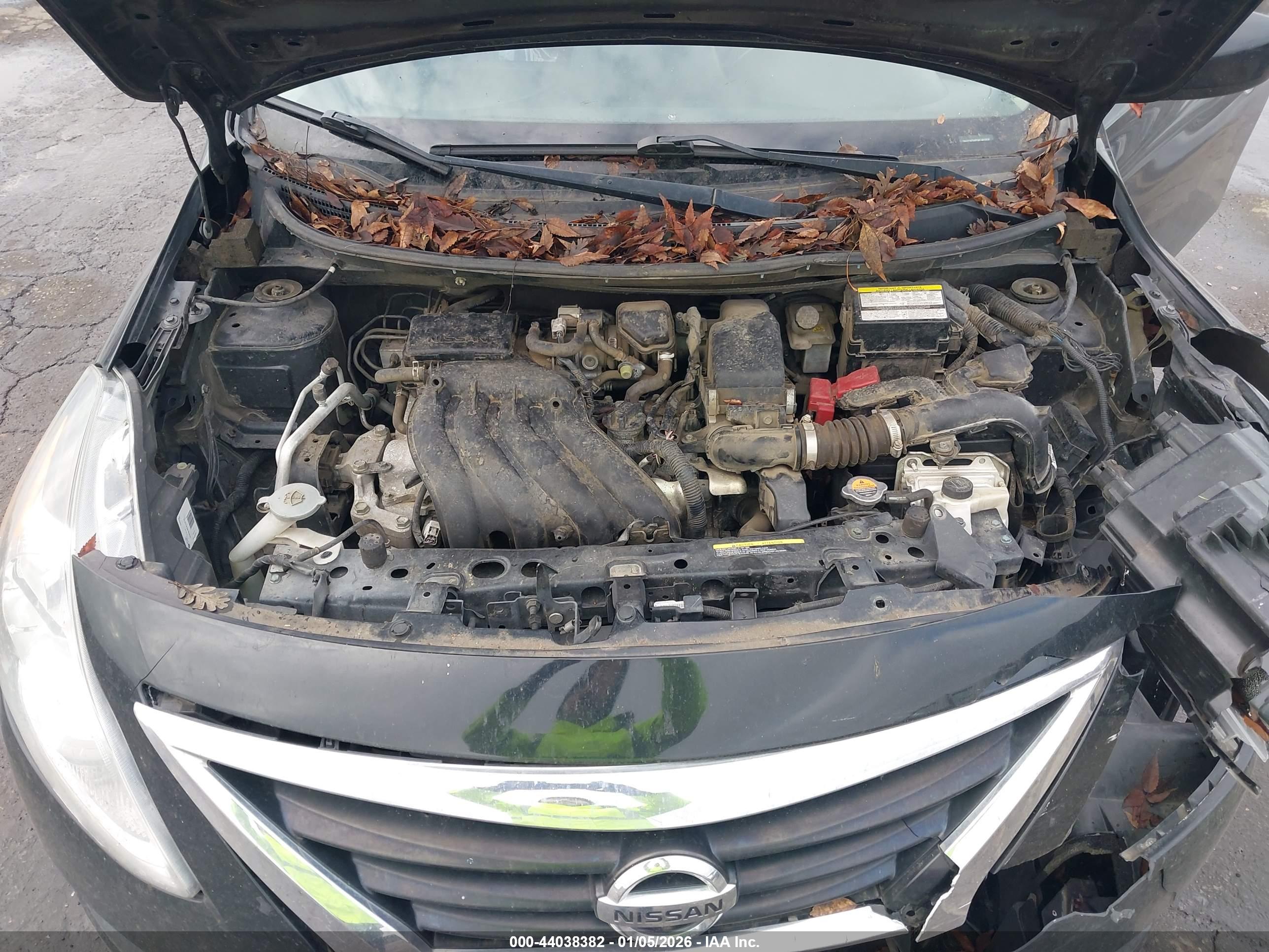 NISSAN VERSA image 10