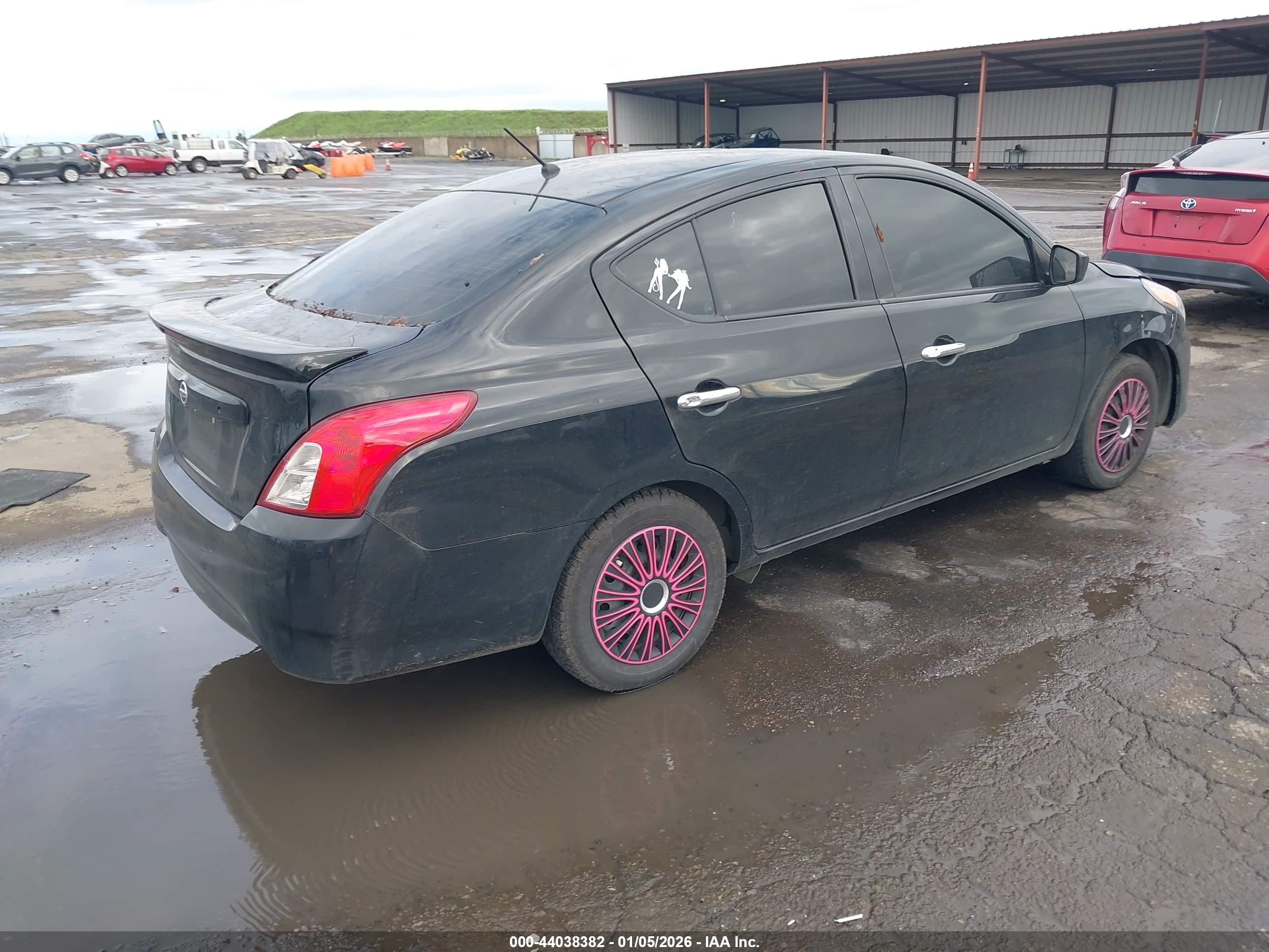 NISSAN VERSA image 4