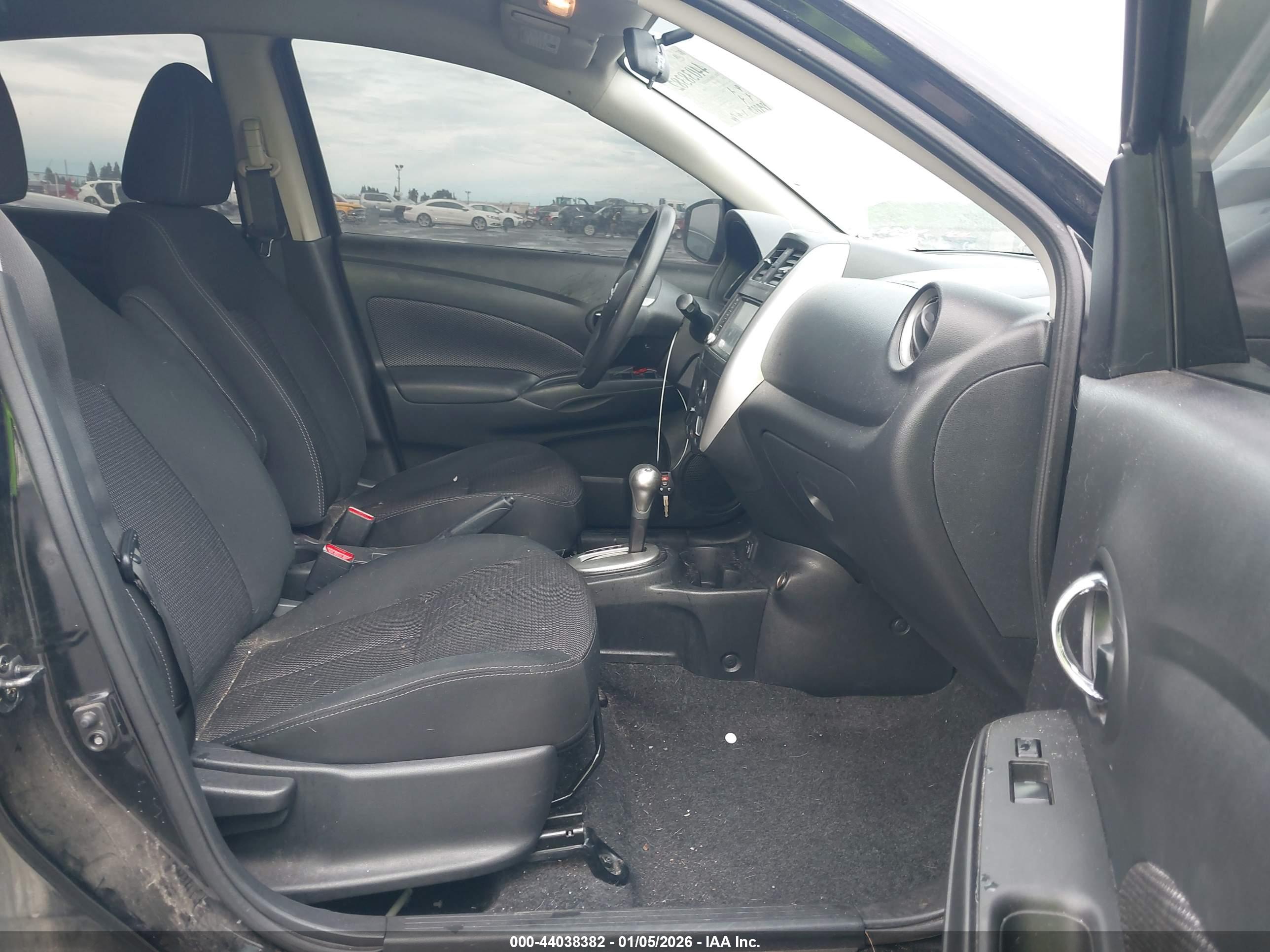 NISSAN VERSA image 5