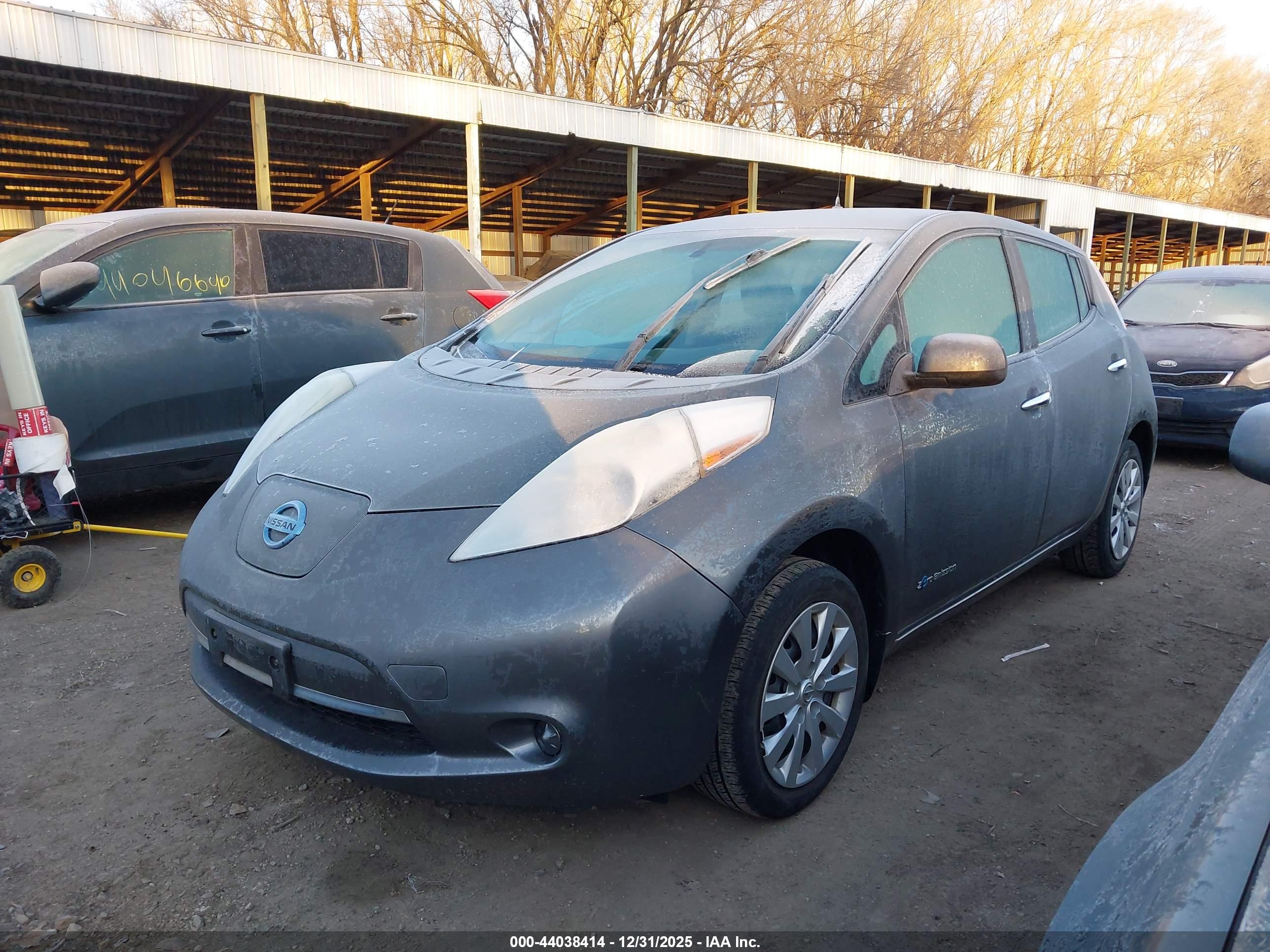 NISSAN LEAF image 2