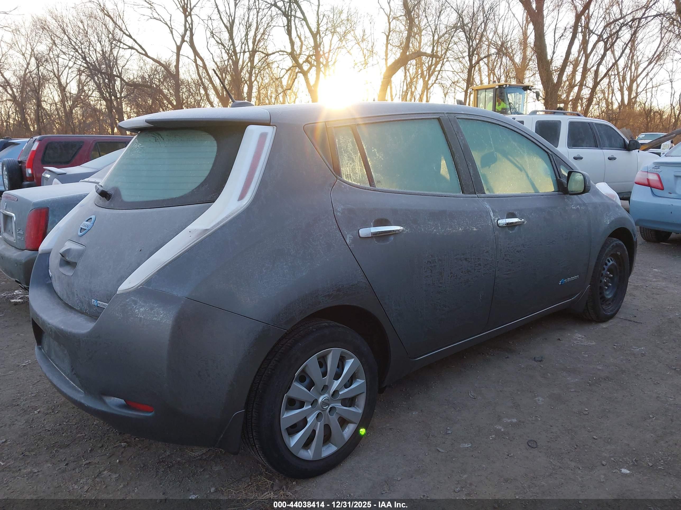NISSAN LEAF image 4