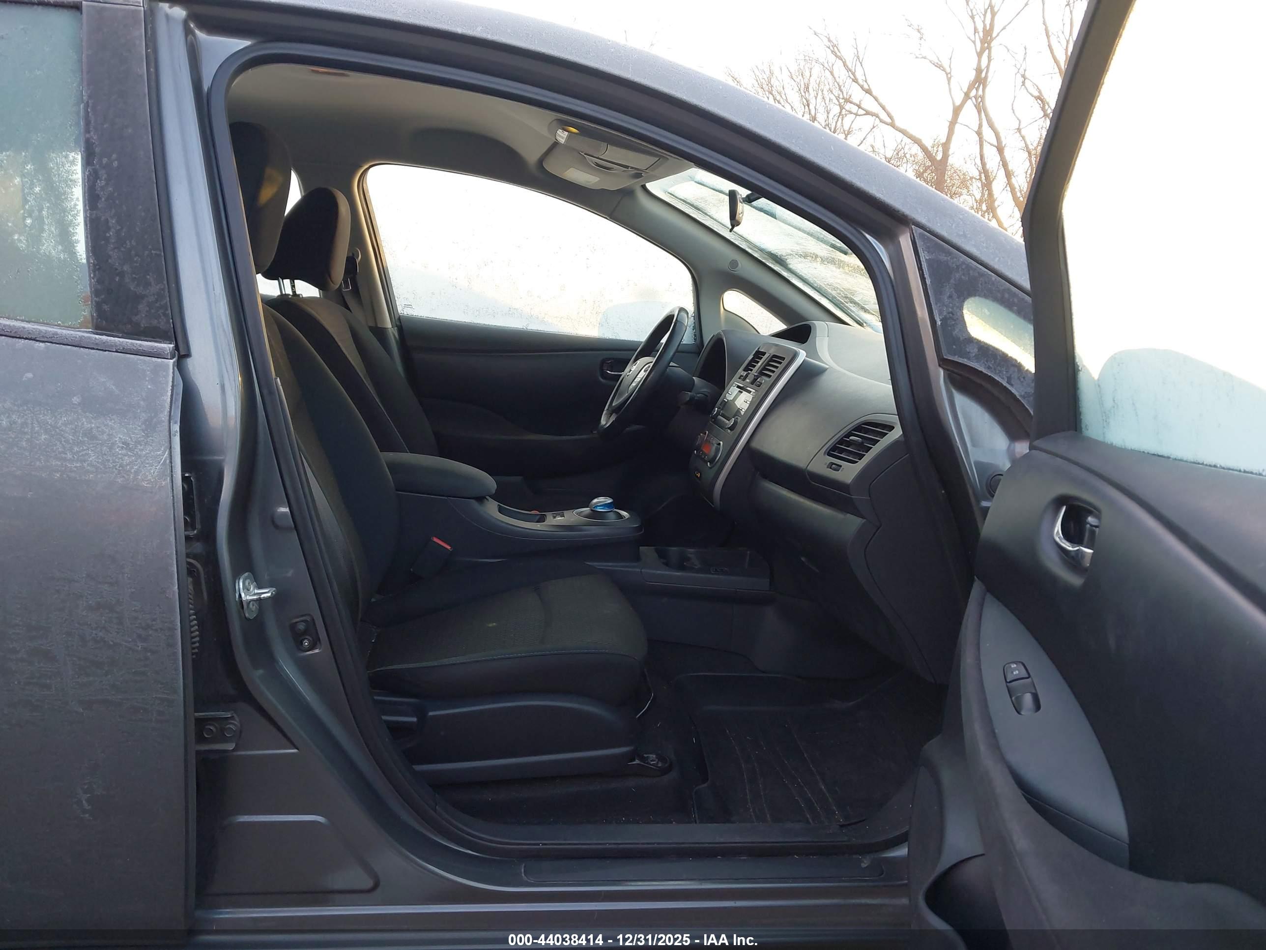 NISSAN LEAF image 5