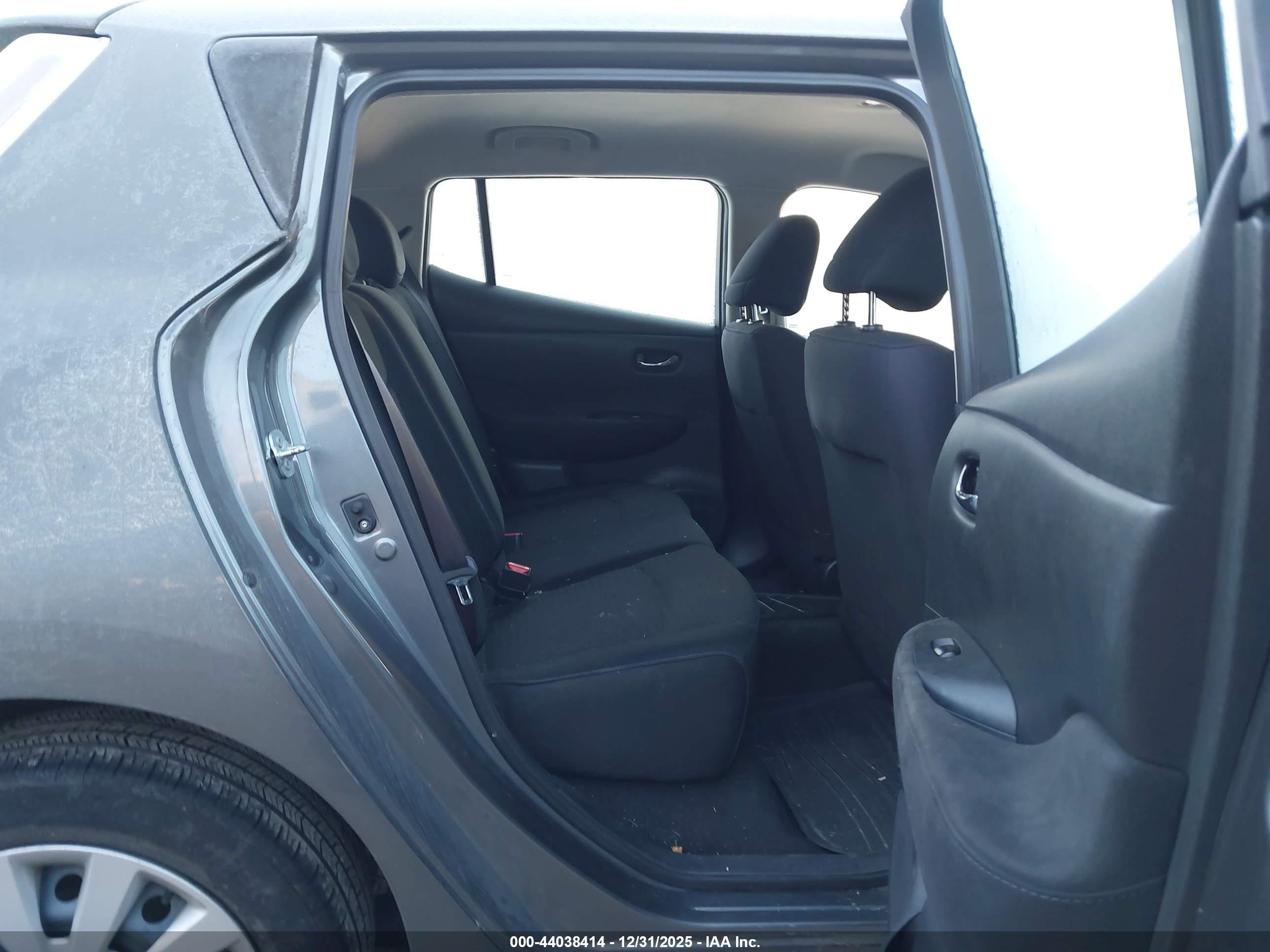 NISSAN LEAF image 8