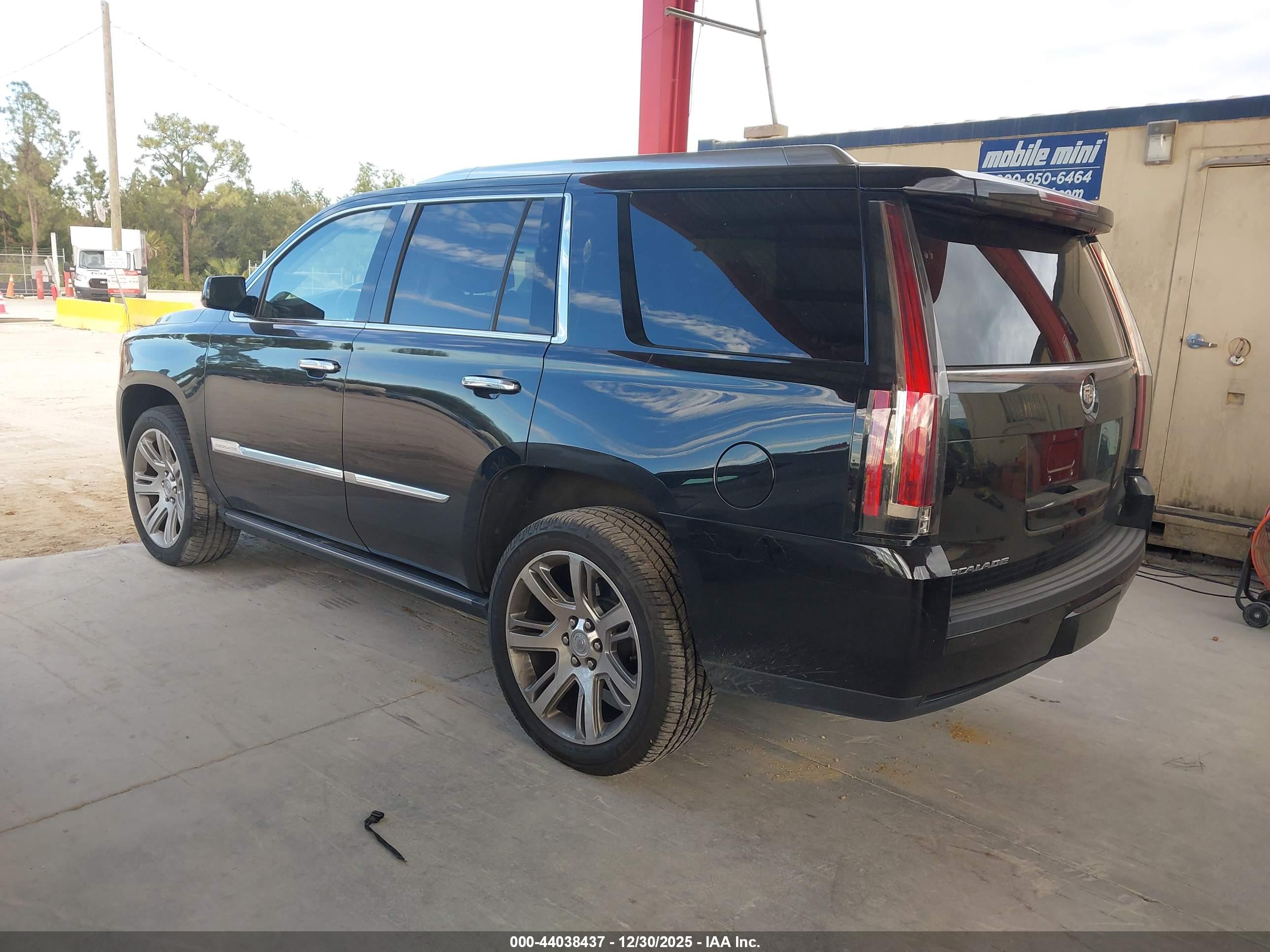 CADILLAC ESCALADE image 3