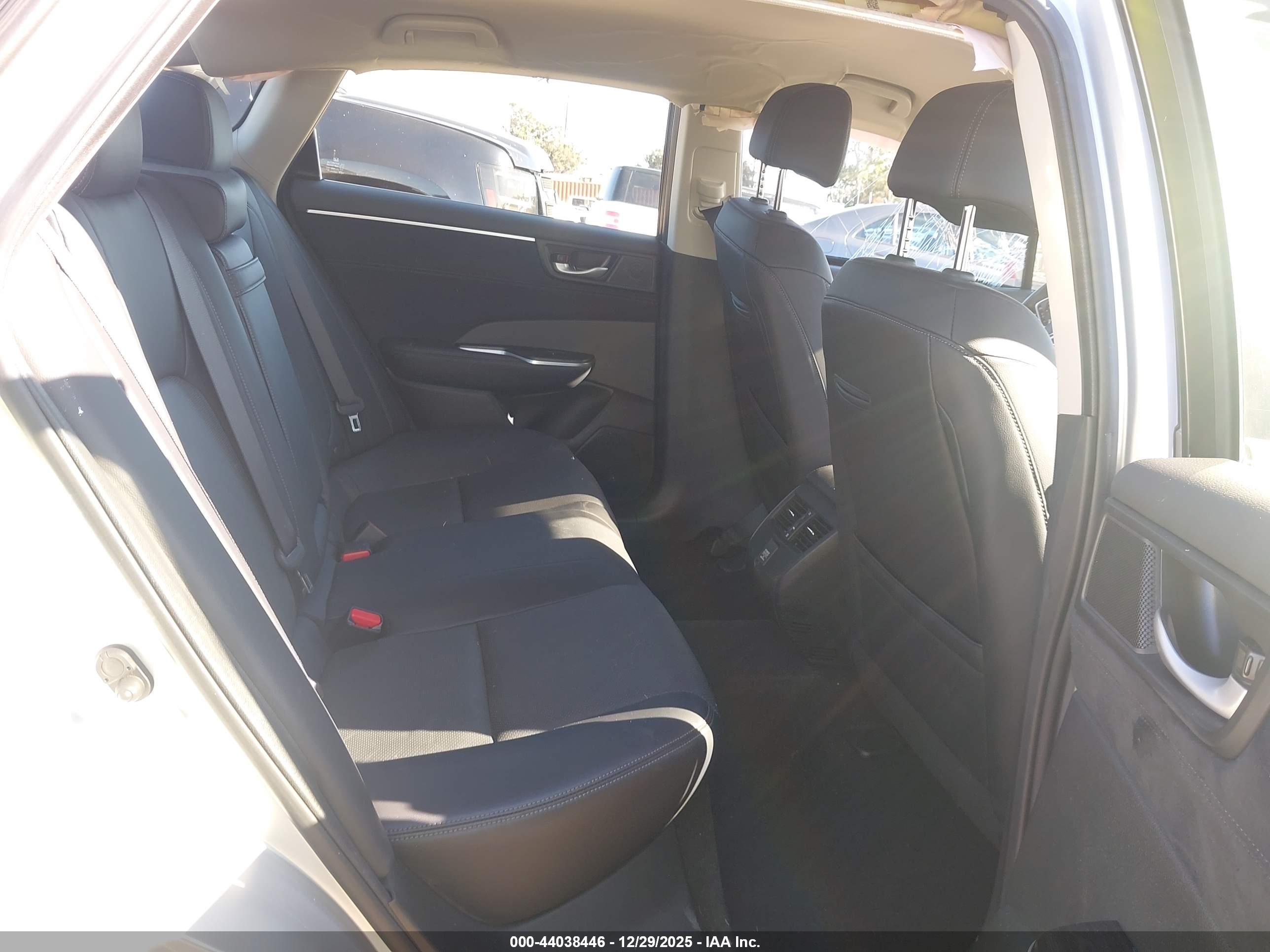 HONDA CLARITY image 8