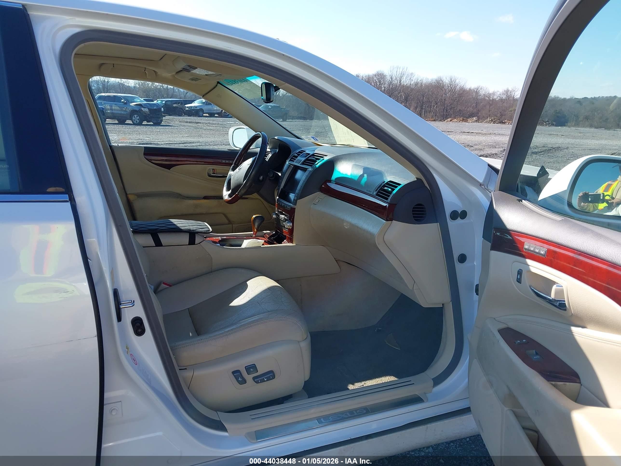 LEXUS LS image 5