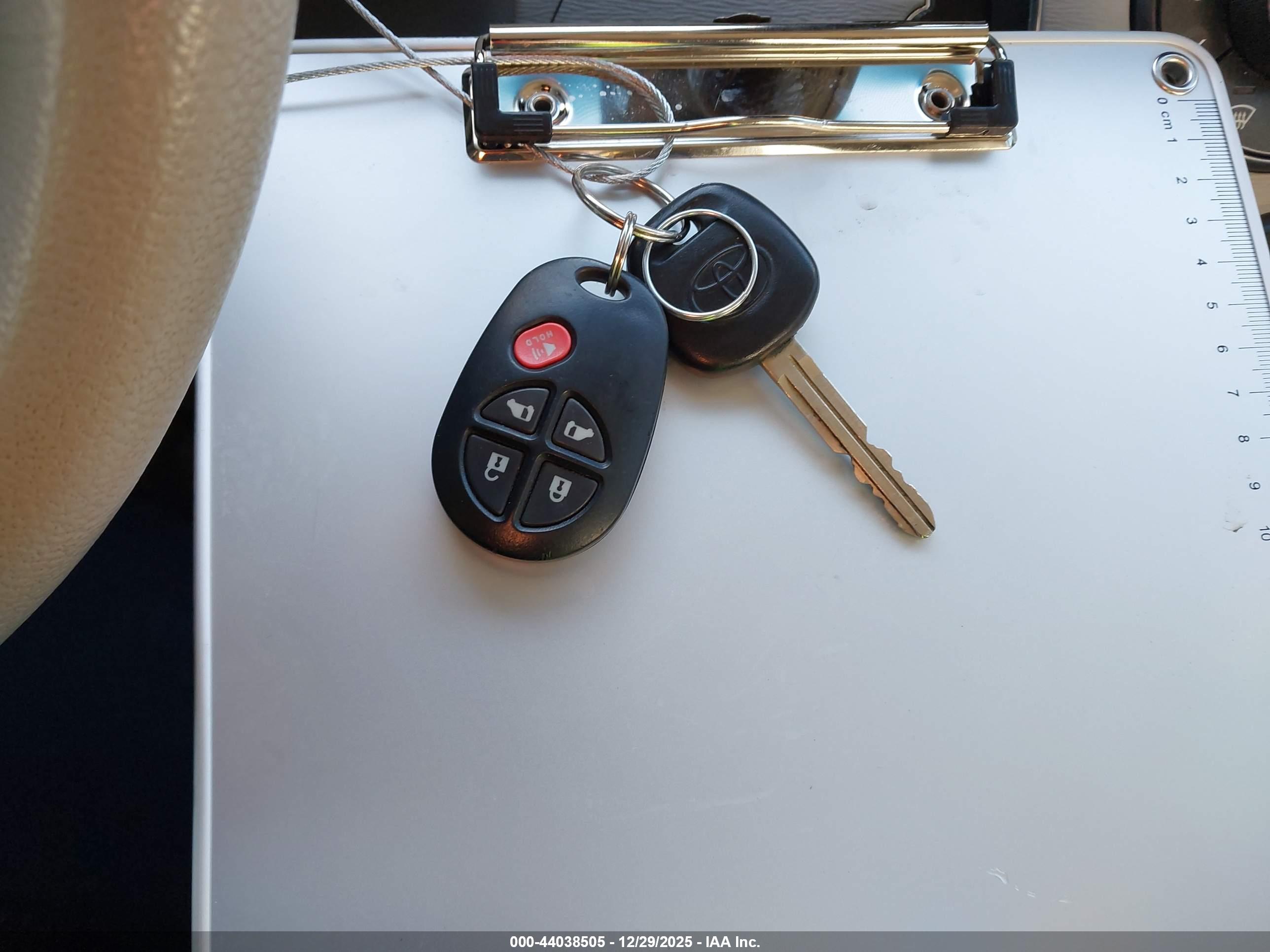 TOYOTA SIENNA image 11