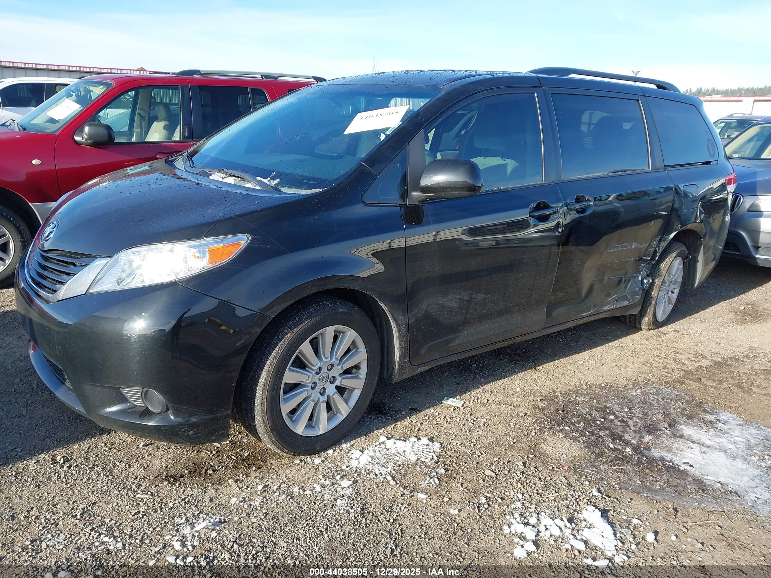 TOYOTA SIENNA image 2