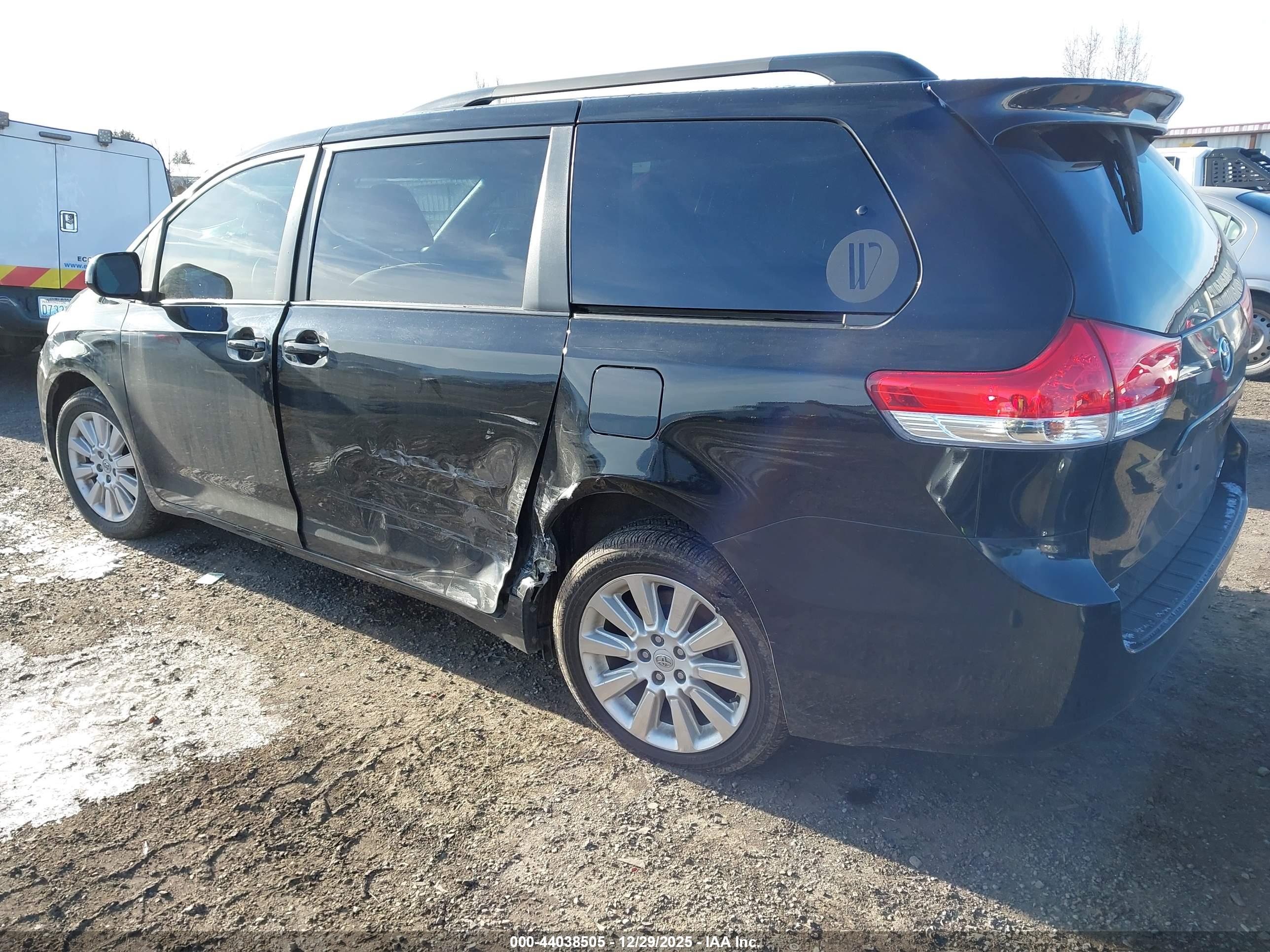 TOYOTA SIENNA image 3