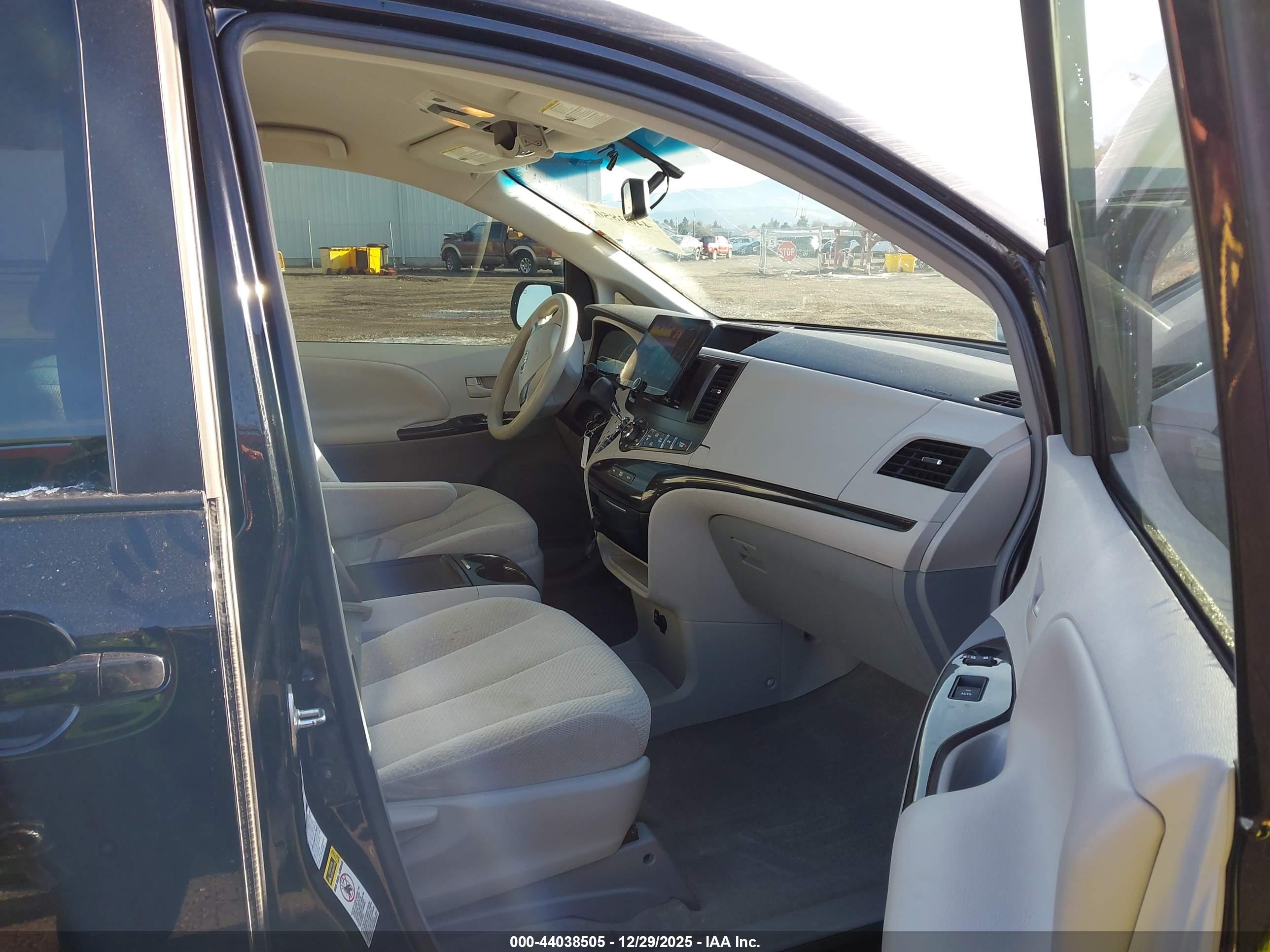 TOYOTA SIENNA image 5