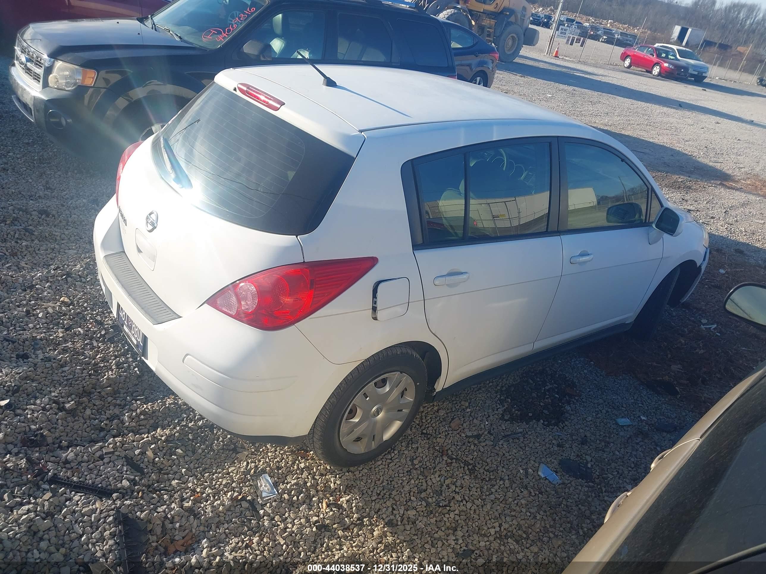 NISSAN VERSA image 4