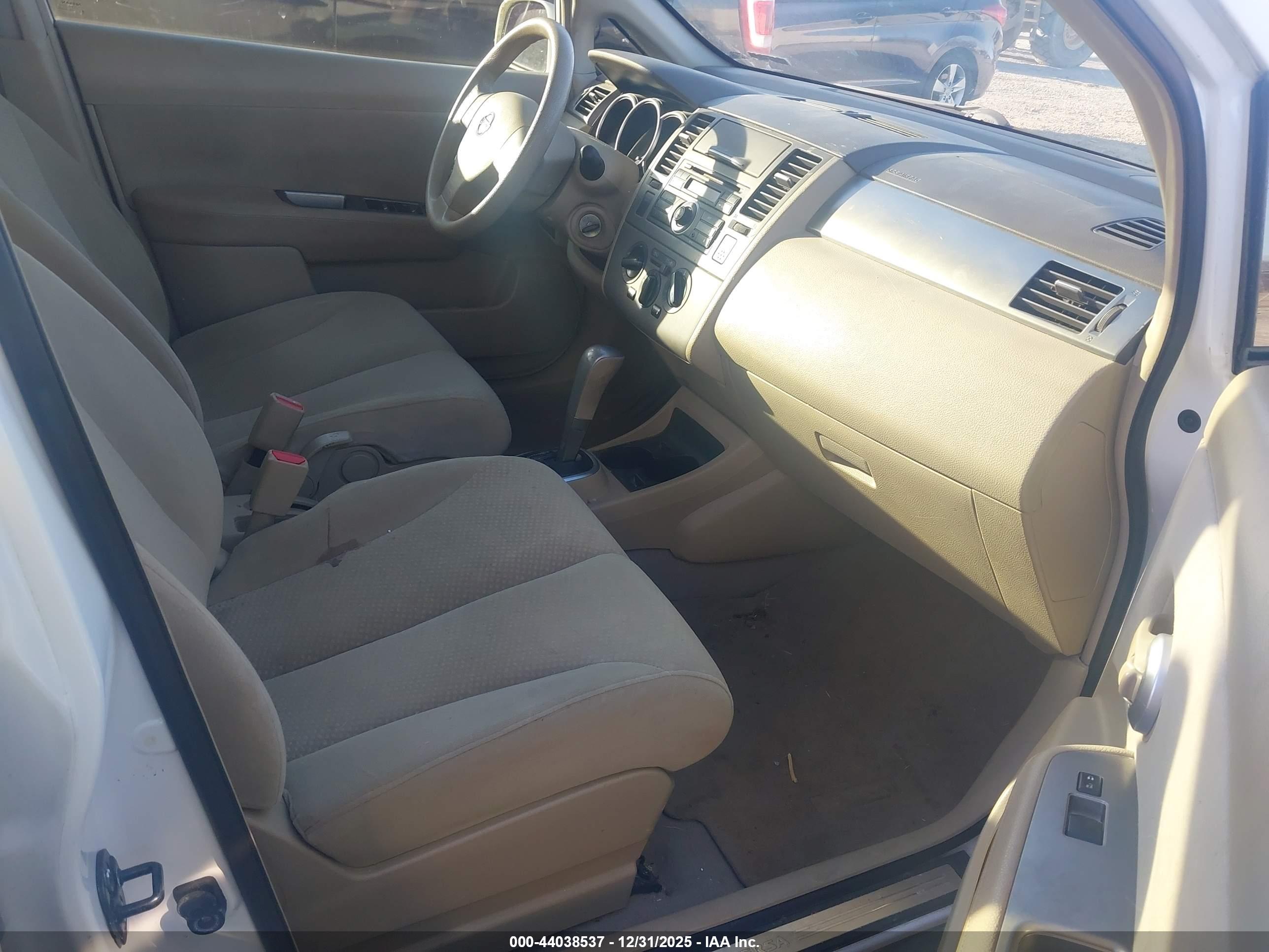 NISSAN VERSA image 5