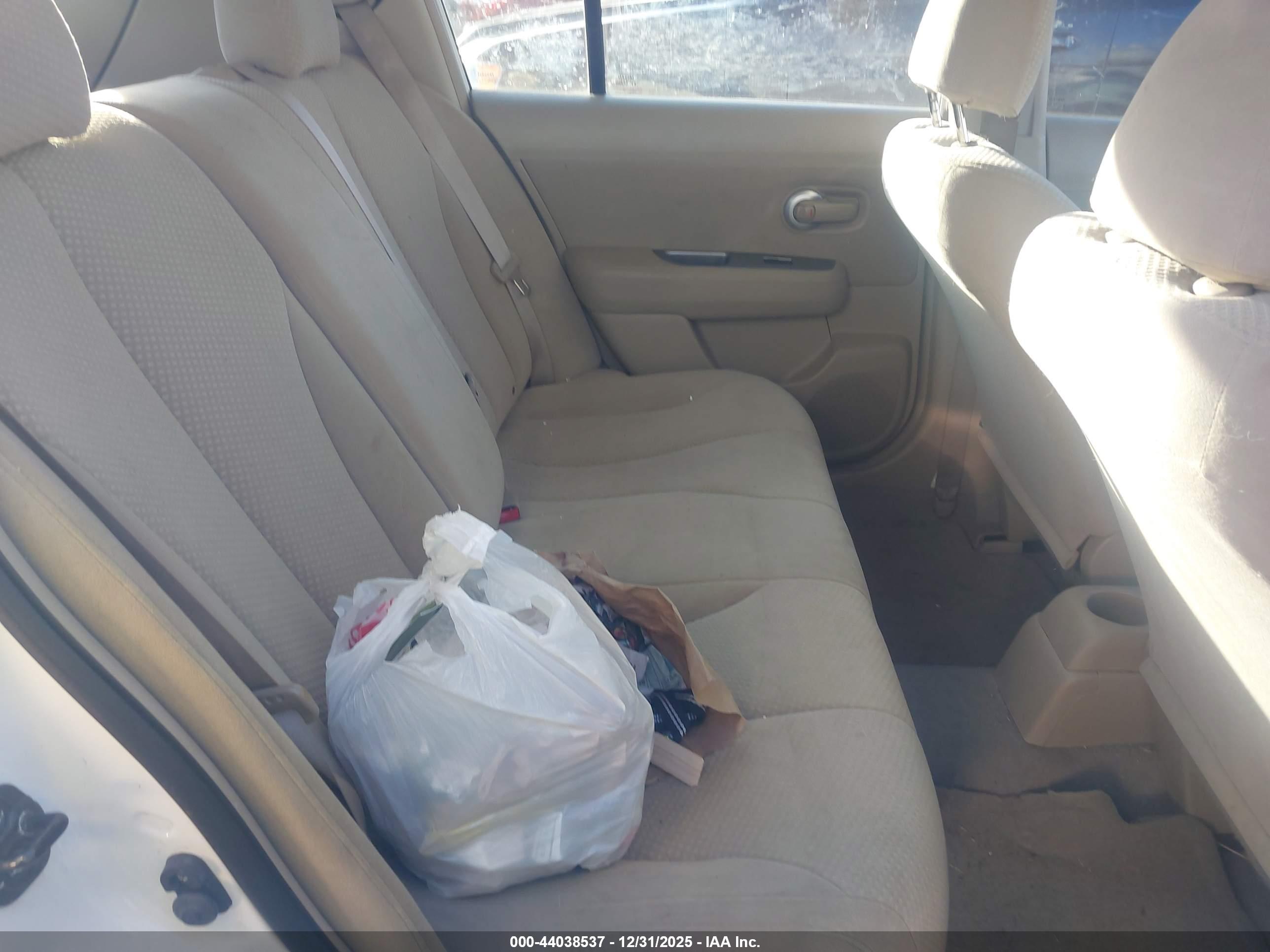 NISSAN VERSA image 8