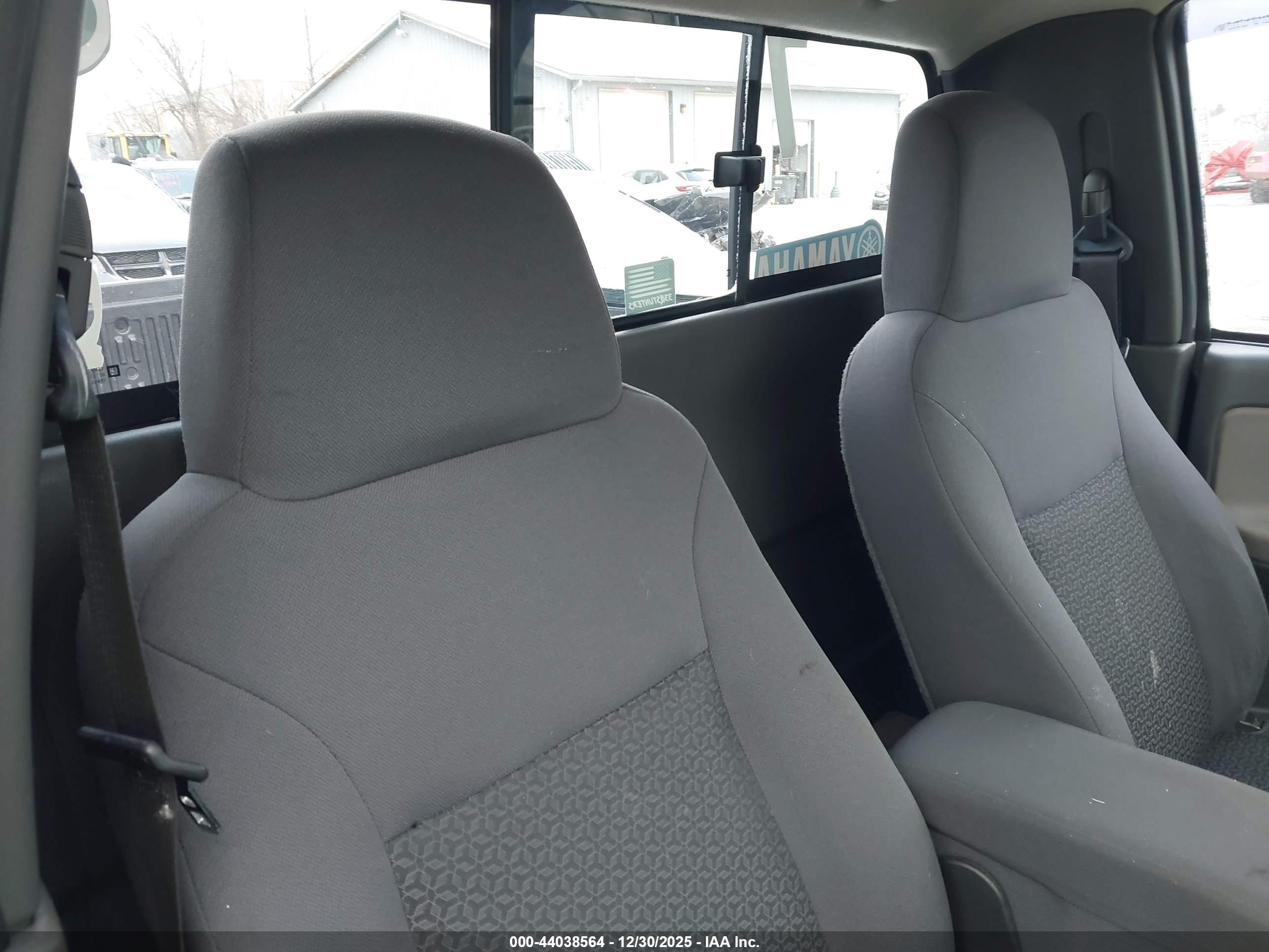 GMC CANYON image 8