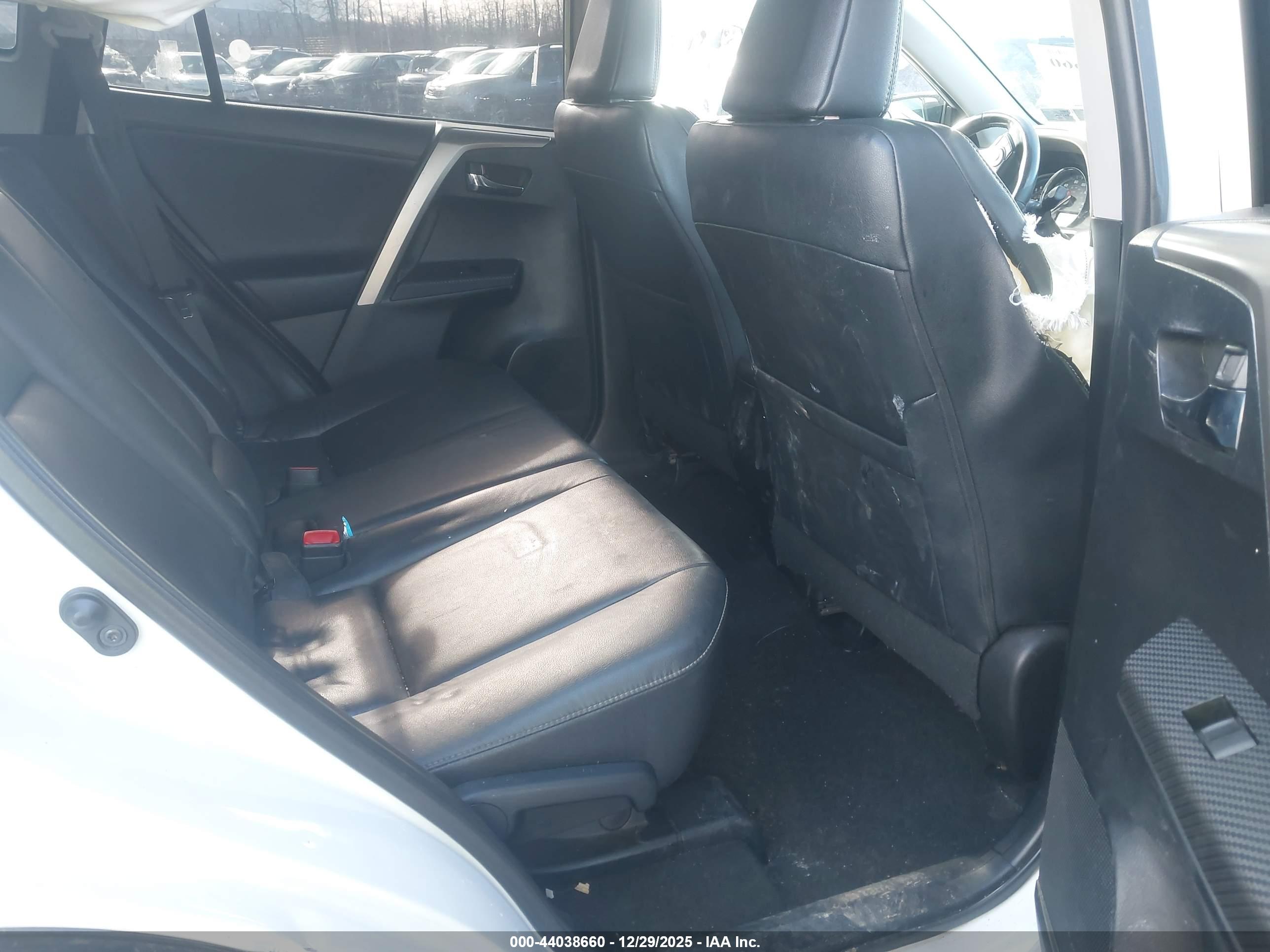 TOYOTA RAV4 image 8