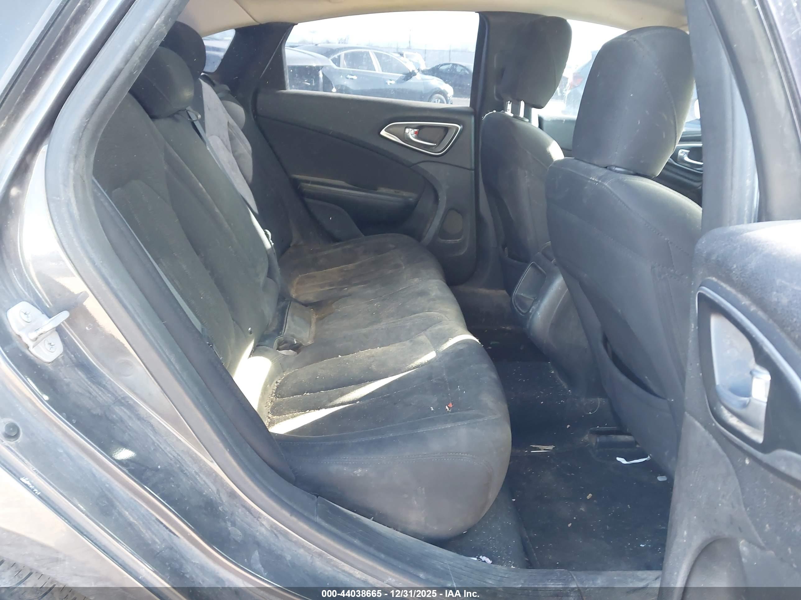 CHRYSLER 200 image 8