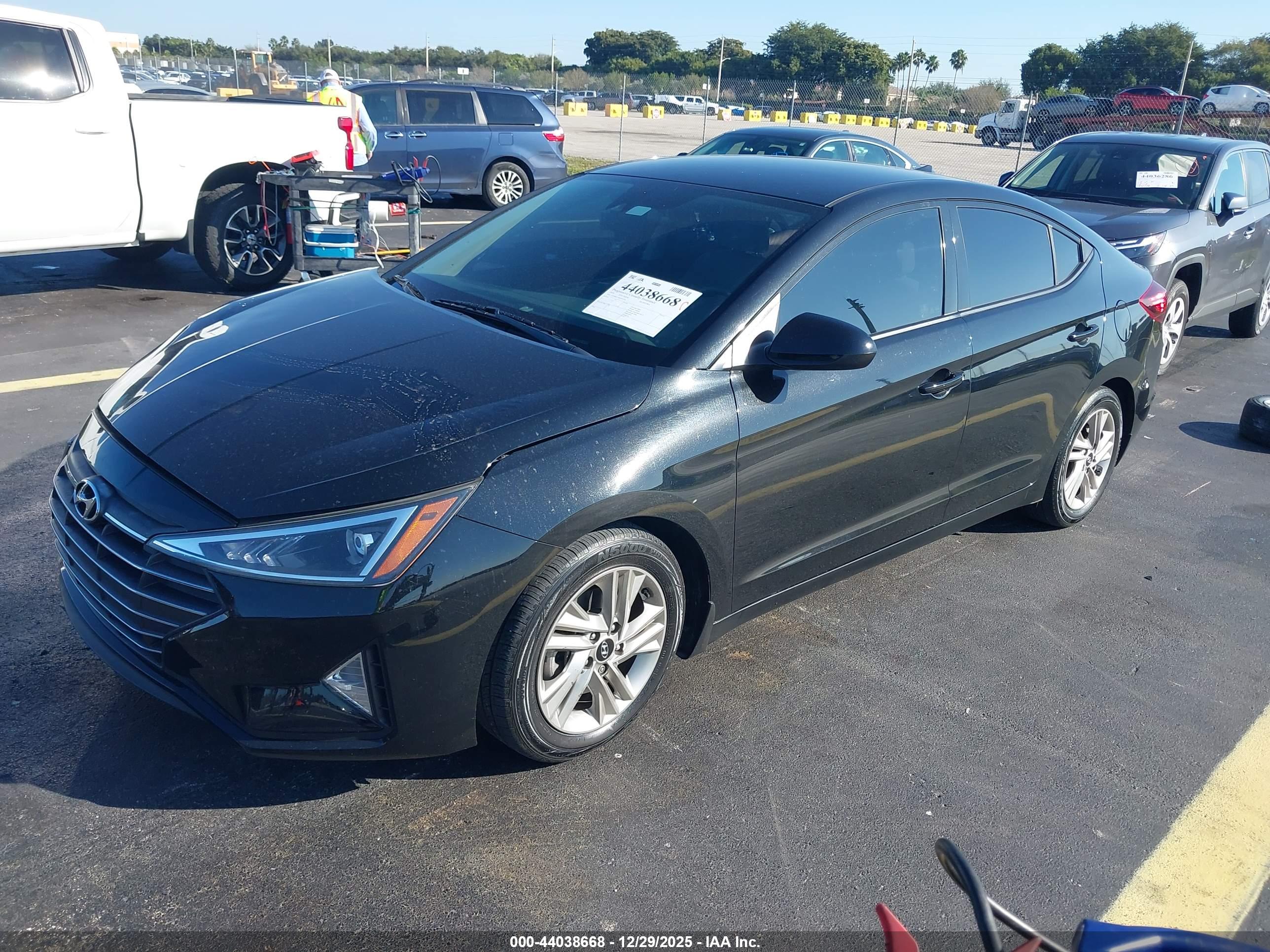 HYUNDAI ELANTRA image 2