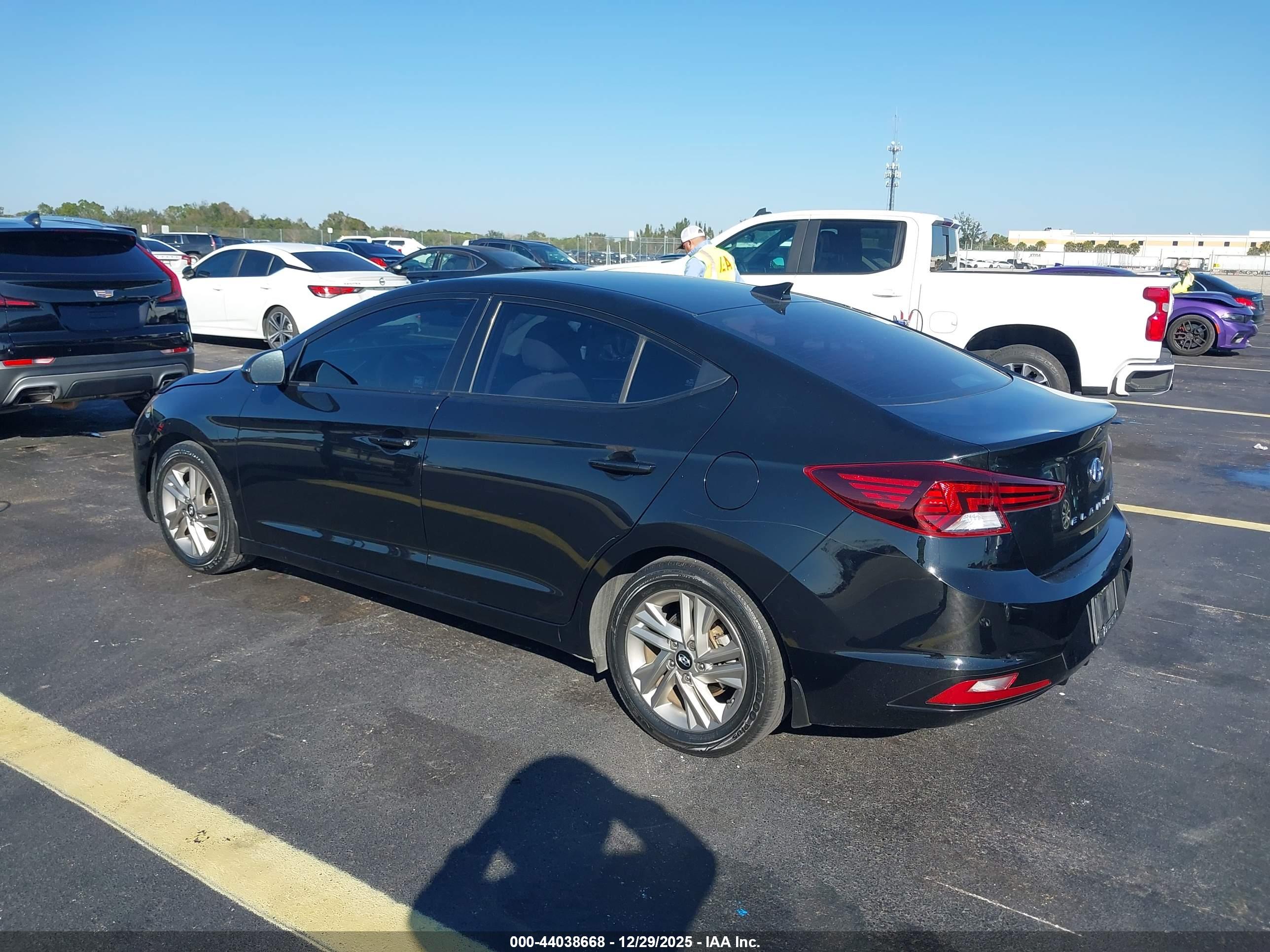 HYUNDAI ELANTRA image 3