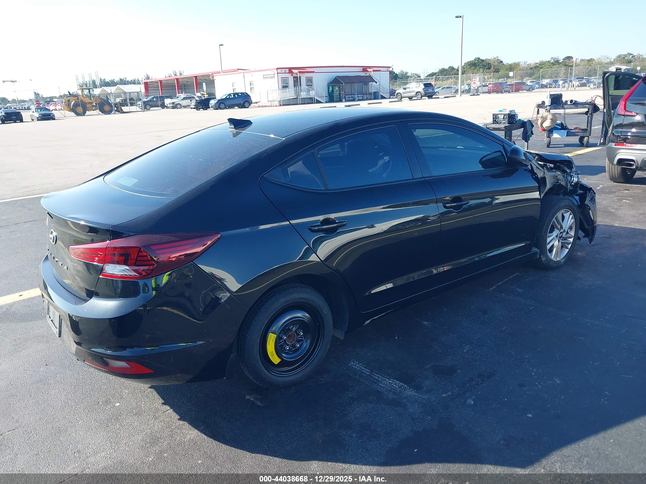 HYUNDAI ELANTRA image 4