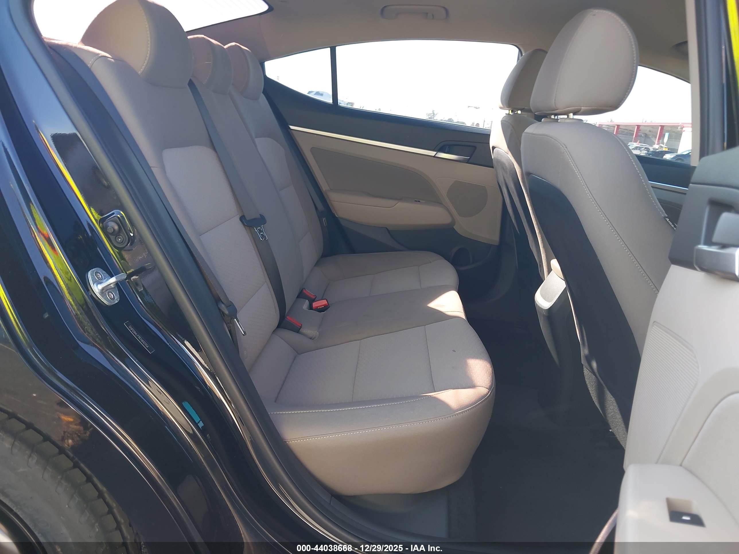 HYUNDAI ELANTRA image 8