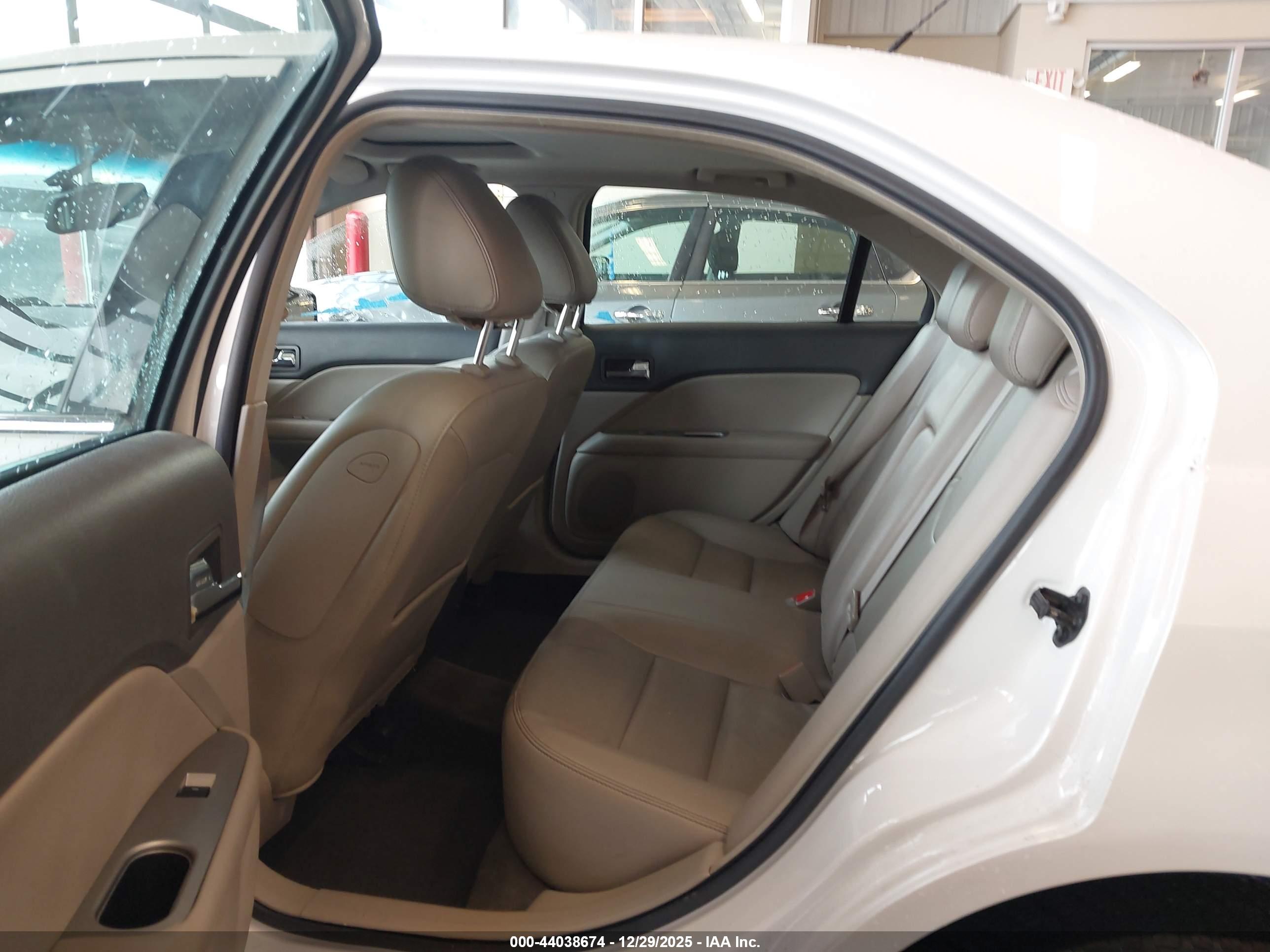 FORD FUSION image 8